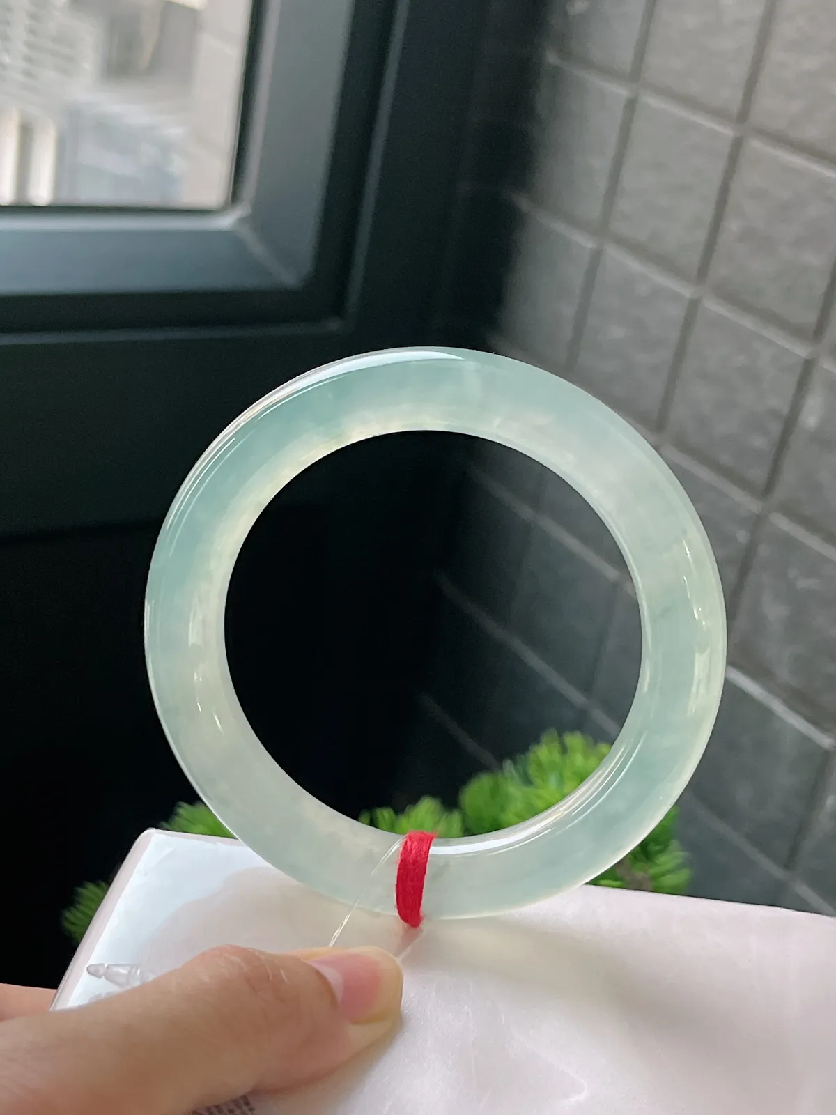 圆镯57.4圈口，翡翠飘绿手镯，种水十足