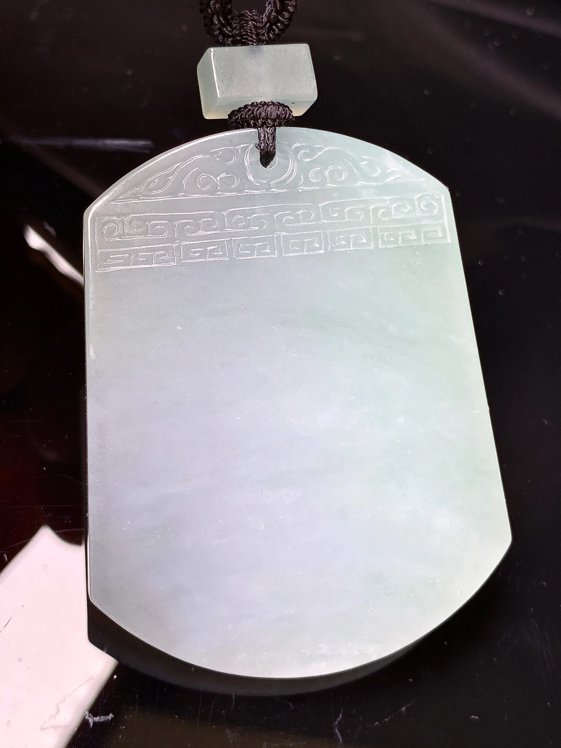 飘绿无事牌吊坠 玉质细腻 色泽清新艳丽 整体尺寸55.2*43.3*5.5