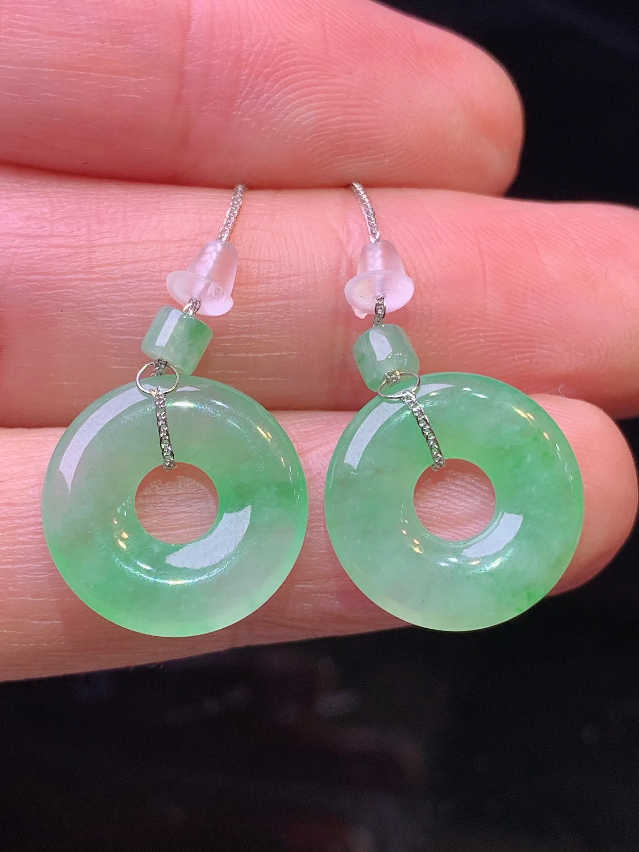 飘绿平安扣耳坠 玉质细腻 色泽清新艳丽 整体尺寸14.2*2.5