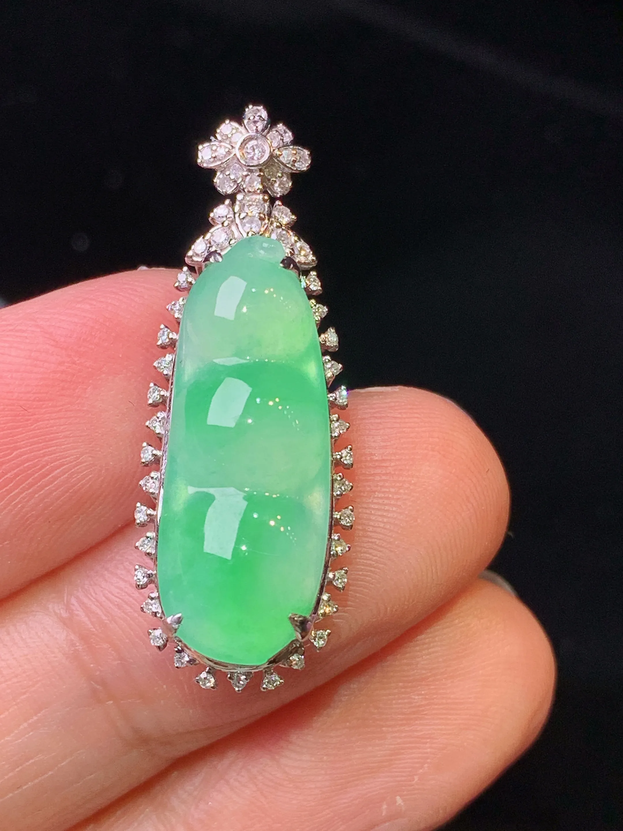 18金钻镶嵌翠绿四季豆吊坠 玉质细腻 色泽清新艳丽 整体尺寸31*11*8.8