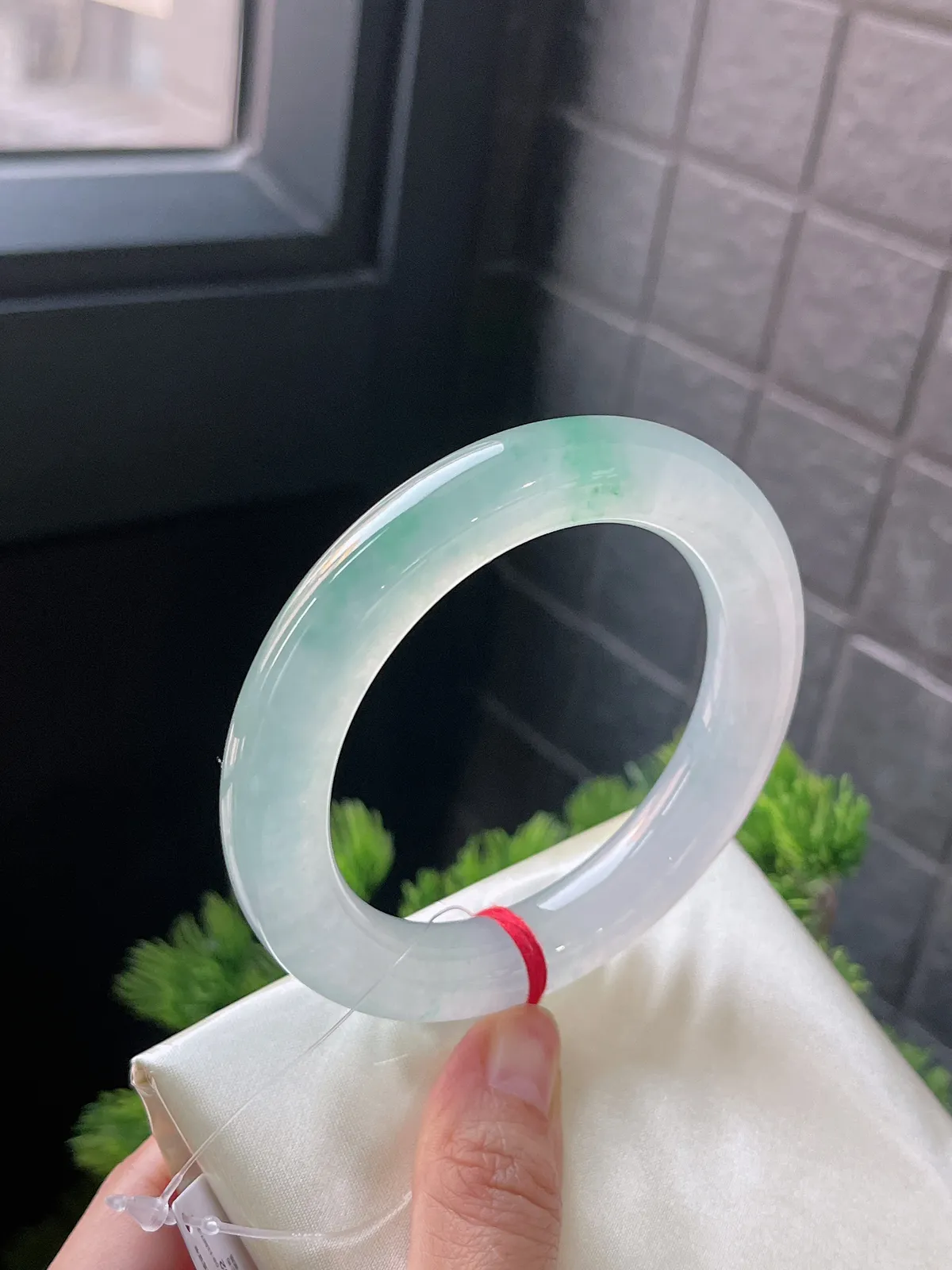 圆镯57圈口，翡翠冰种飘绿手镯，种水十足