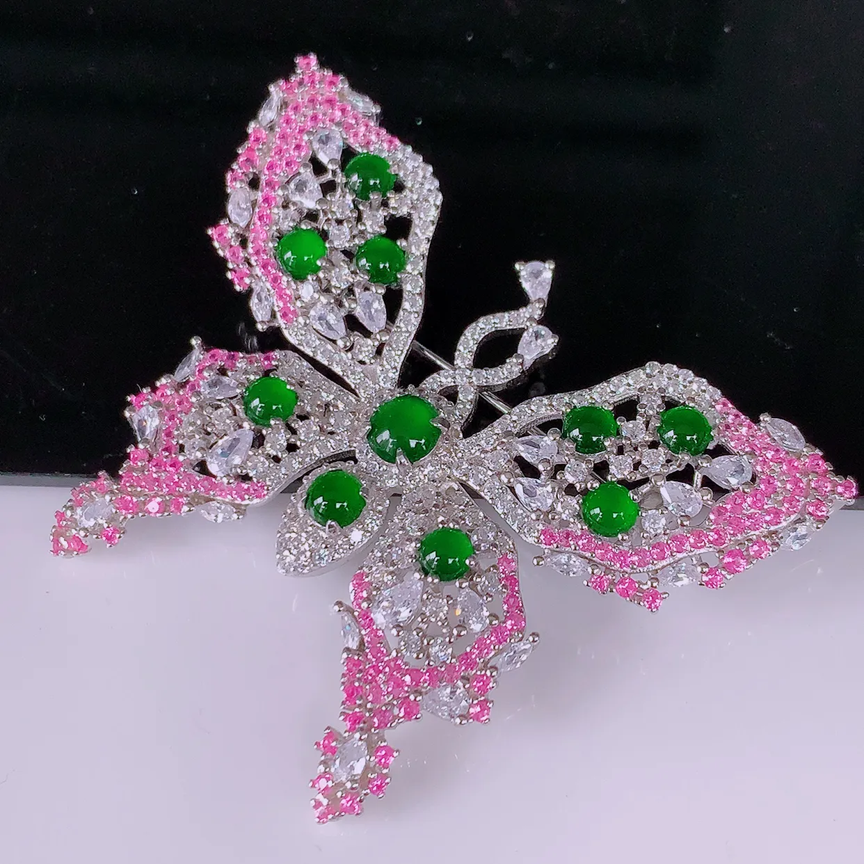 冰透满绿翡翠925银镶嵌蝴蝶胸针，自然光实拍，翠色灵动，颜色漂亮，种老水足，品相佳，佩戴佳品！#97