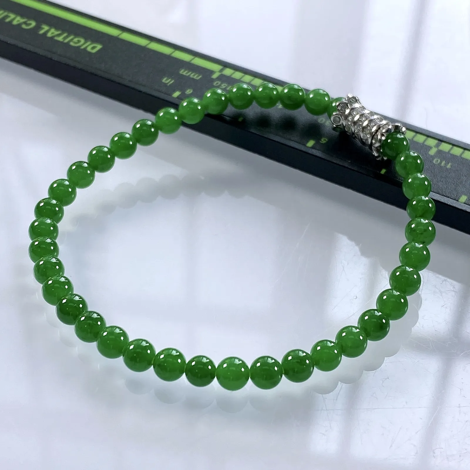 收藏级别，缅甸天然翡翠A货，卡4.4冰种起胶帝王绿小米珠小圆珠手串手链，尺寸：4.4mm/38颗，长度168mm，重量：6.22g