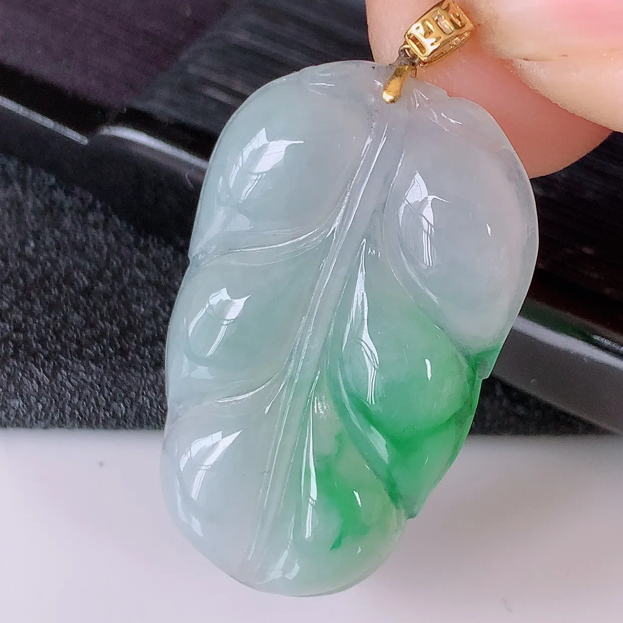 自然光实拍，18K金镶嵌冰种飘绿翡翠叶子吊坠，寓意“大业有成，一夜成名，金枝玉叶”水润叶子，翡翠叶子