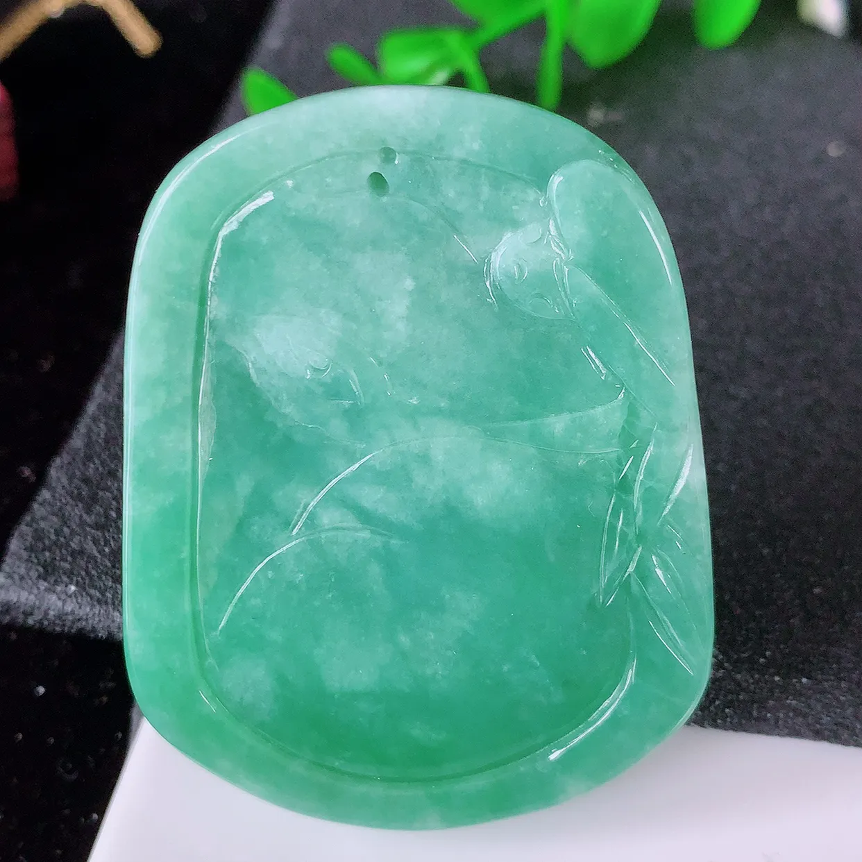 自然光实拍，冰润满绿翡翠生肖马牌吊坠，翠色灵动，佩戴效果时尚出众，尽显气质， 玉质细腻， 美感十足。#05.13