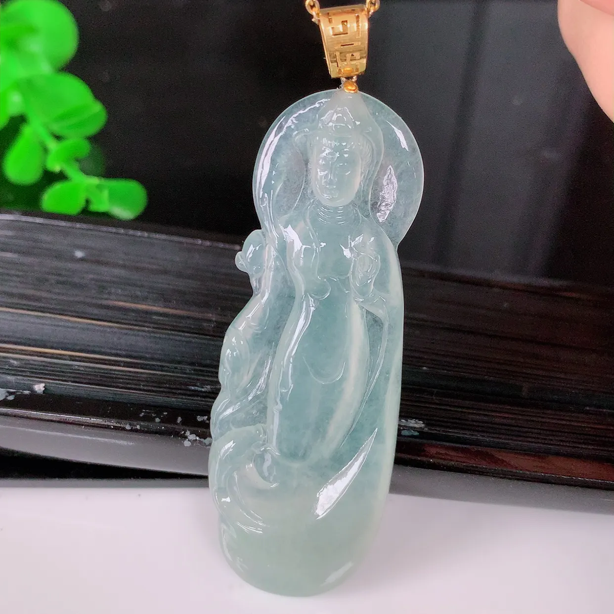 自然光实拍，18K金镶嵌冰种翡翠观音菩萨吊坠，赐福翡翠观音，观音面相端庄，品相佳， 佩戴气质！#1.