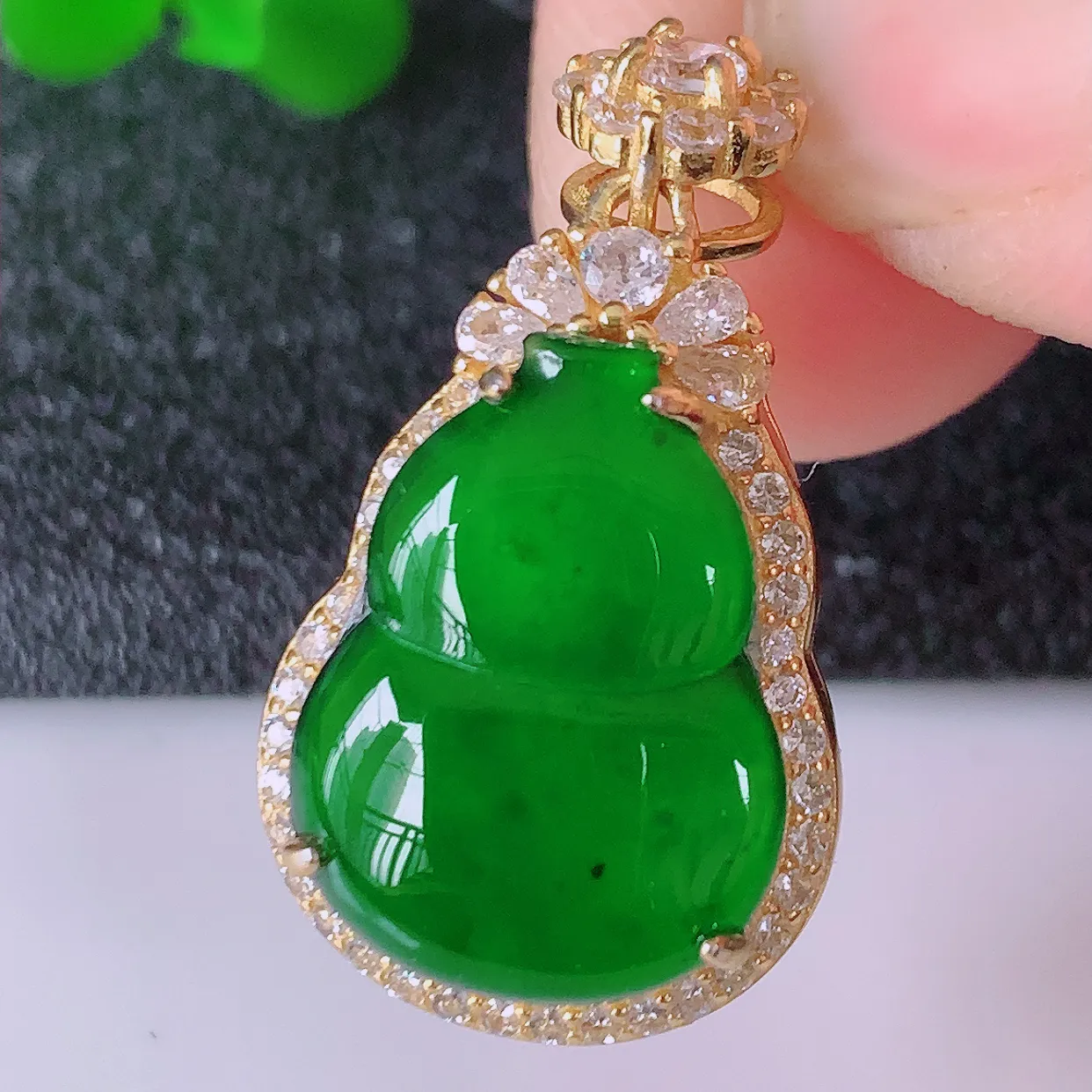 冰透满绿翡翠925银镶嵌葫芦吊坠，自然光实拍，翠色灵动，颜色漂亮，种老水足，品相佳，佩戴佳品！#97.16整体26.5*15*9.6 裸石 16*12