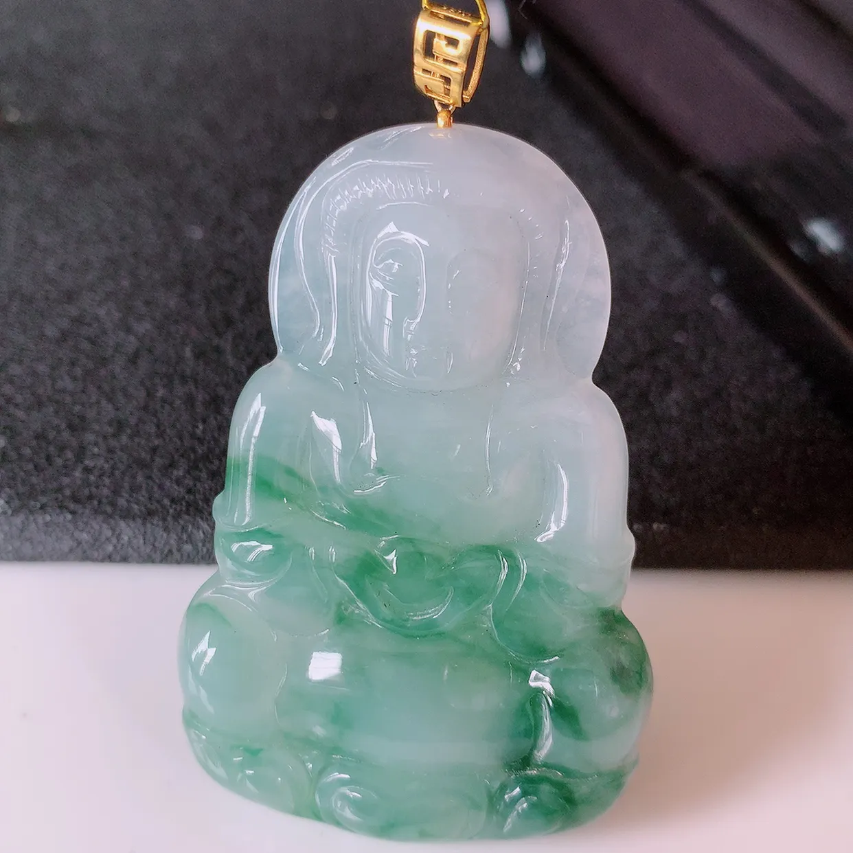 18k金镶嵌冰飘花翡翠观音菩萨吊坠，沁人心脾，精致典雅的设计，为佩戴者，增添色彩，送礼自留都是佳品选