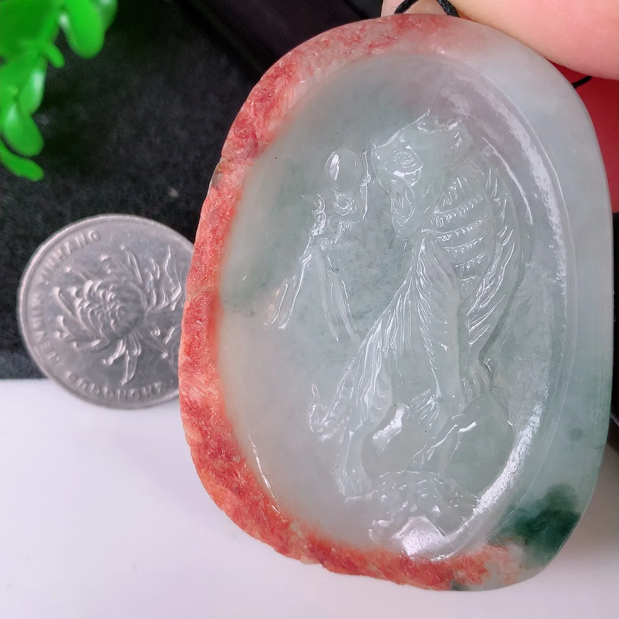 自然光实拍，冰透三彩翡翠生肖虎牌吊坠，黄加绿翡翠，种老水足，雕工精湛 ， 寓意美好，佩戴时尚出众！#60.16