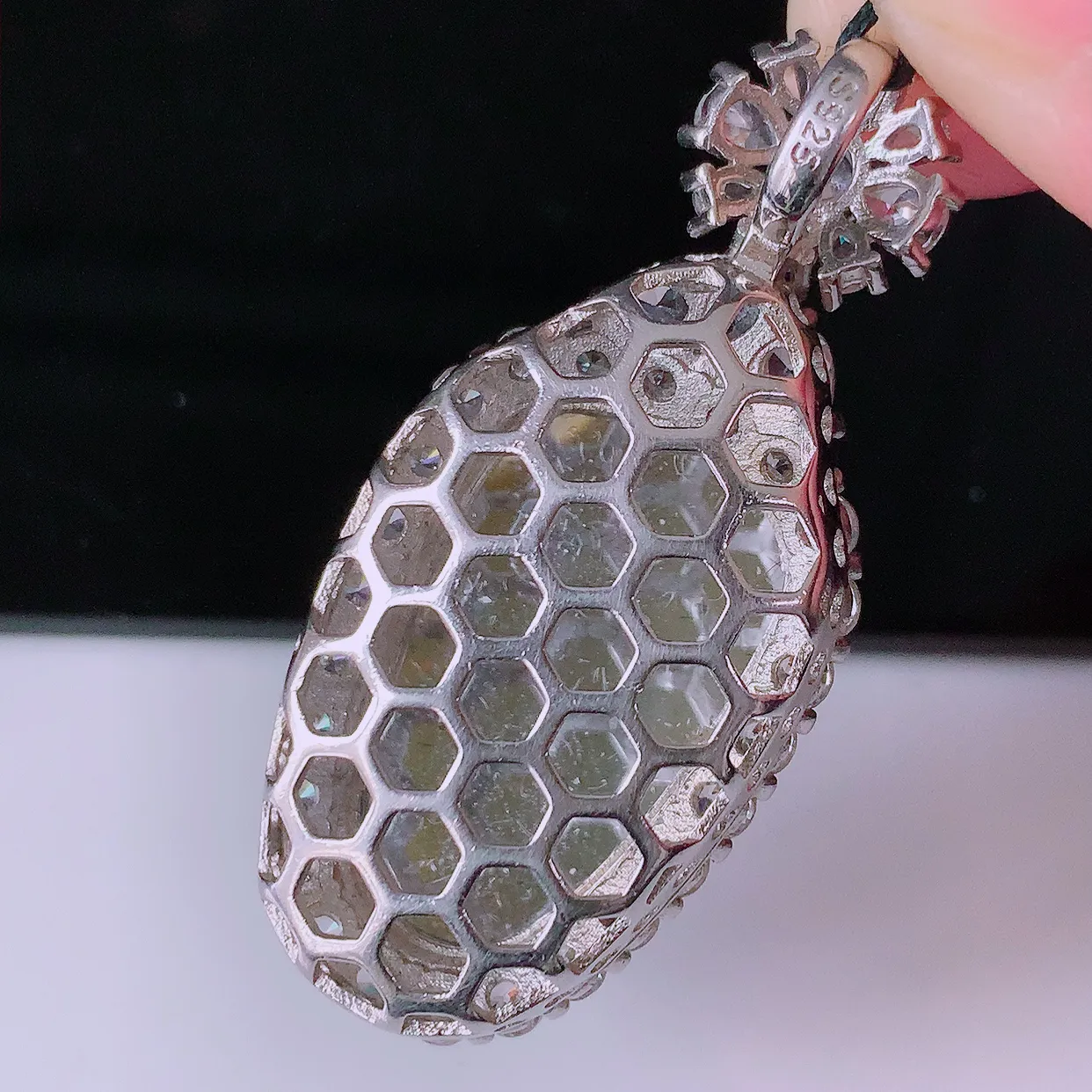 冰透满绿翡翠925银镶嵌叶子吊坠，自然光实拍，翠色灵动，颜色漂亮，种老水足，品相佳，佩戴佳品！#97.22整体44.5*20.5*10.5裸石24.5*15.5mm