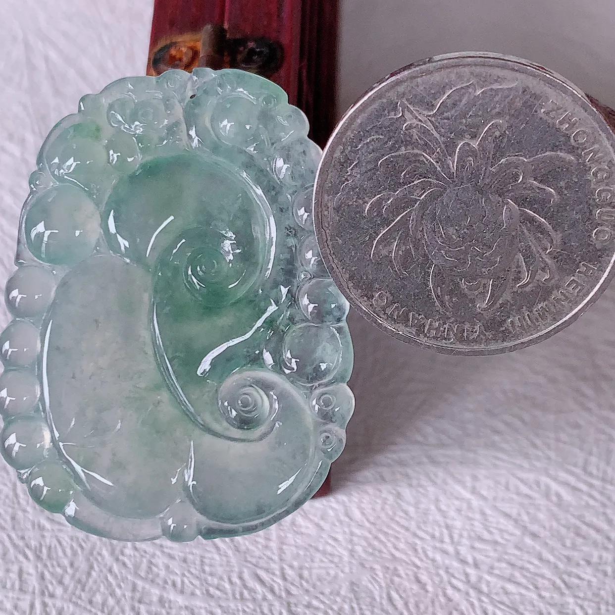 自然光实拍，冰种飘花翡翠如意吊坠，冰透，翠色灵动，饱满，万事如意如意一生，配戴精美！#01.22