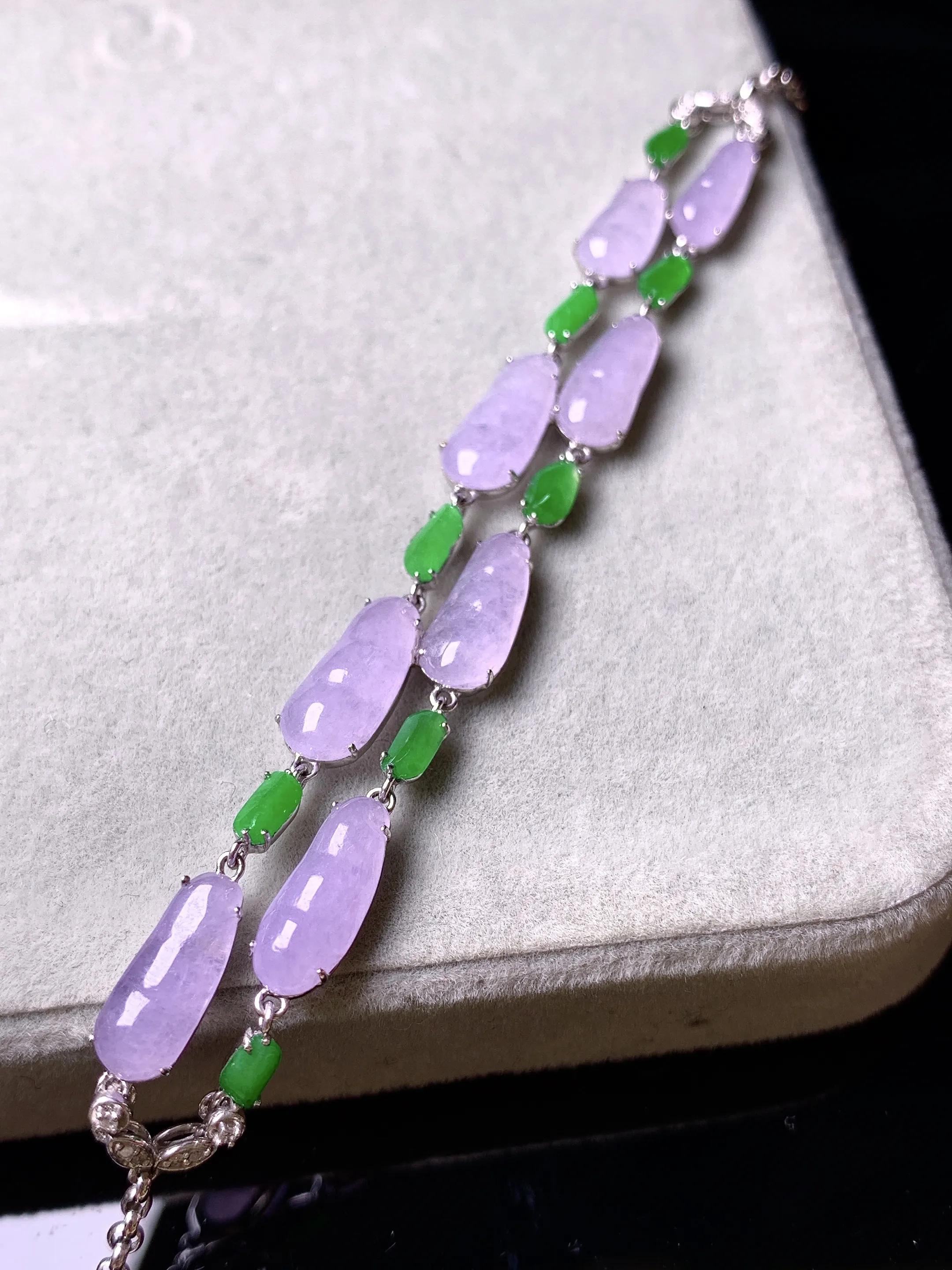 18k金钻镶嵌紫罗兰四季豆手链 玉质细腻 色泽清新艳丽 整体尺寸11*4.3*2.3