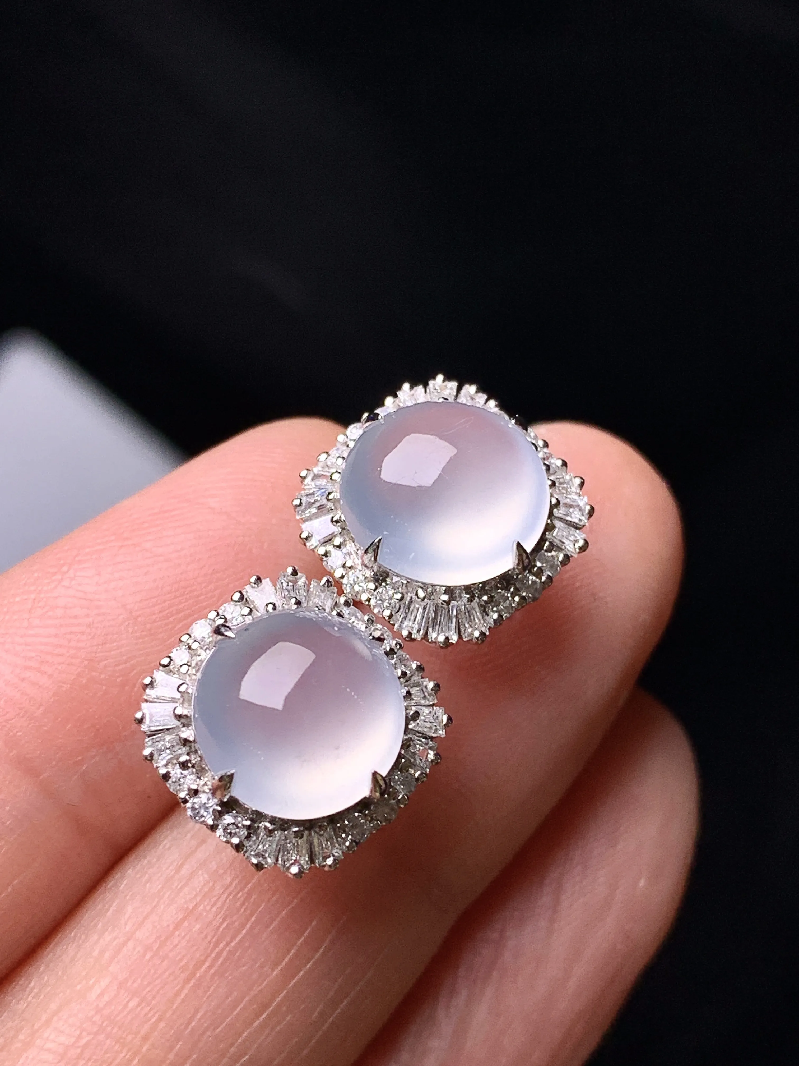 18k金钻镶嵌冰种蛋面耳钉 玉质细腻 色泽清新艳丽 整体尺寸13.5*8.5