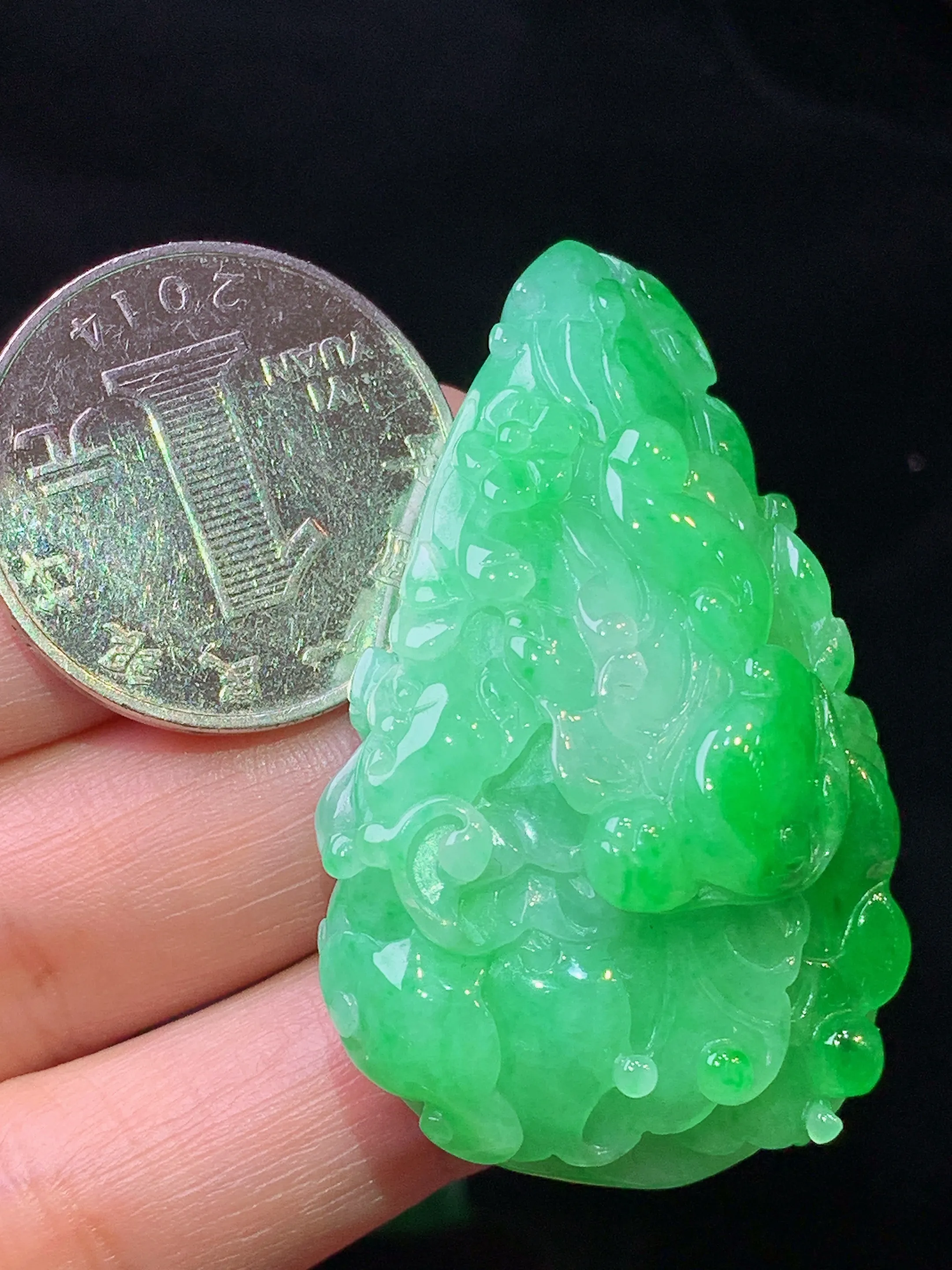 翠绿白菜吊坠 玉质细腻 色泽清新艳丽 整体尺寸47.5*28.5*13.5