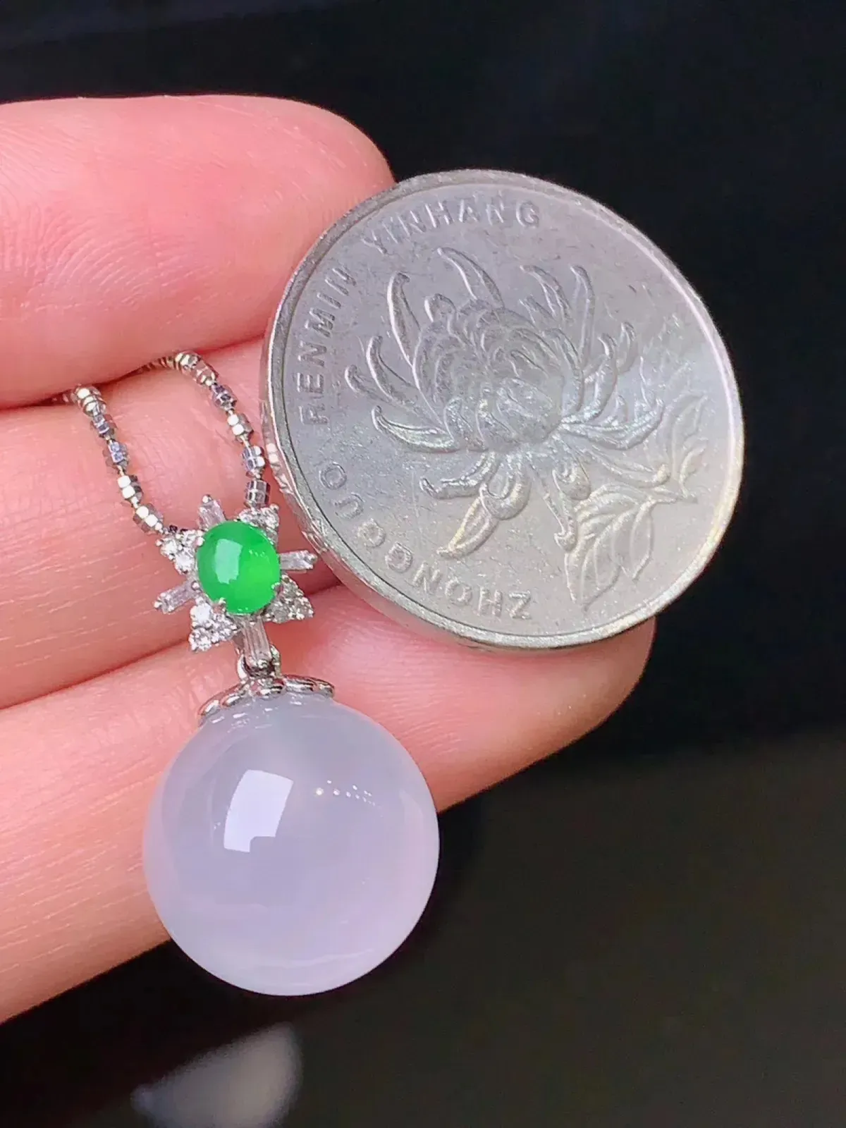 18k金钻镶嵌冰种圆珠吊坠 玉质细腻 色泽艳丽 整体尺寸23*13.5