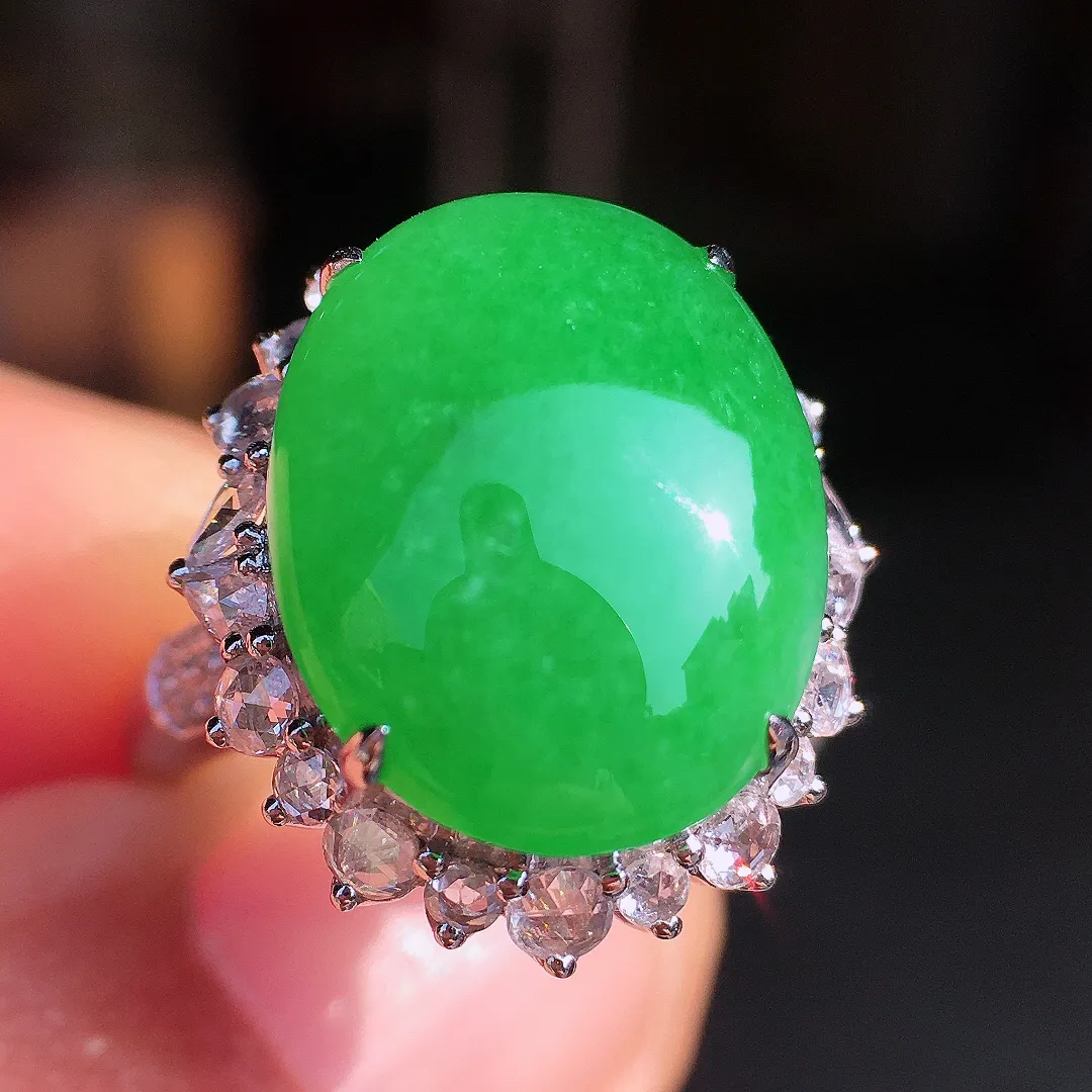 阳绿蛋面戒指，色泽均匀艳丽，玉质细腻，荧光感超
强，饱满圆润，尽显优雅气质，18k
金豪华镶嵌