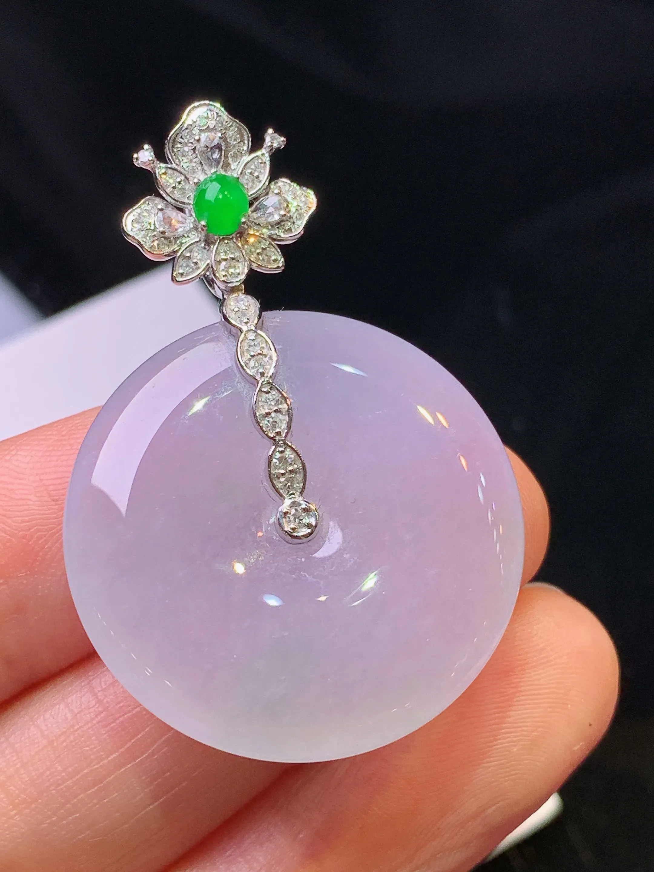 18k金钻镶嵌冰种淡紫罗兰平安扣吊坠 玉质细腻 色泽清新艳丽 整体尺寸40.3*27.5*5.8