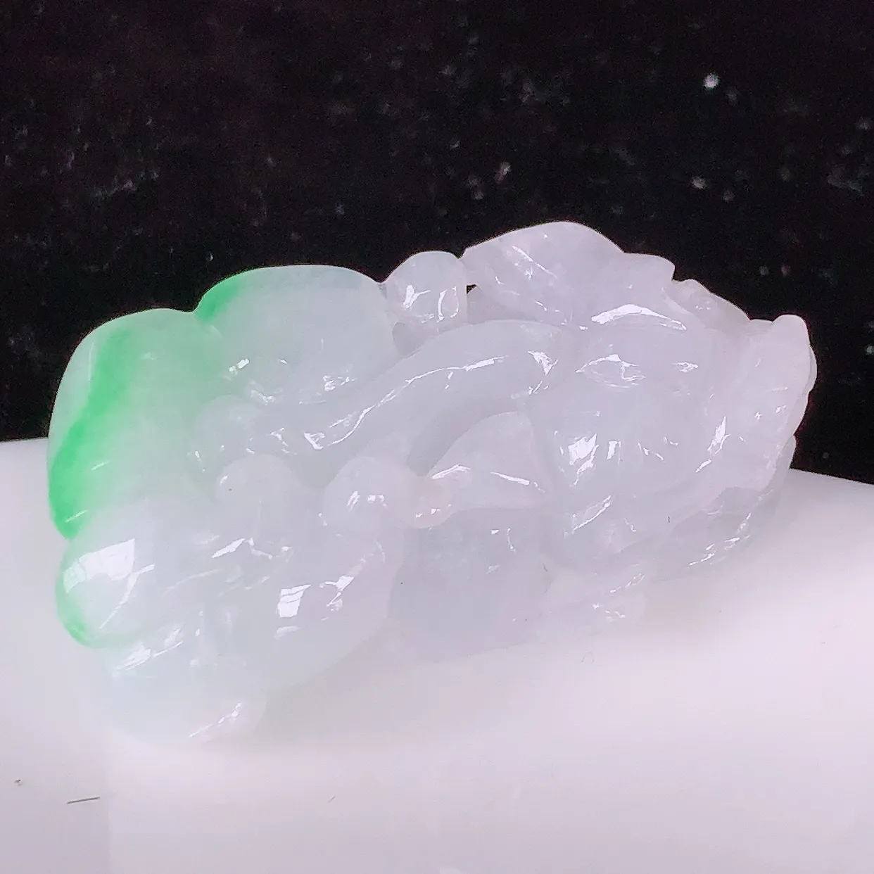 自然光实拍，飘绿翡翠招财貔貅吊坠，民间有“一摸貔貅运程旺盛，再摸貔貅财运滚滚三摸貔貅平步青云 ”的美好祝愿。#81.22