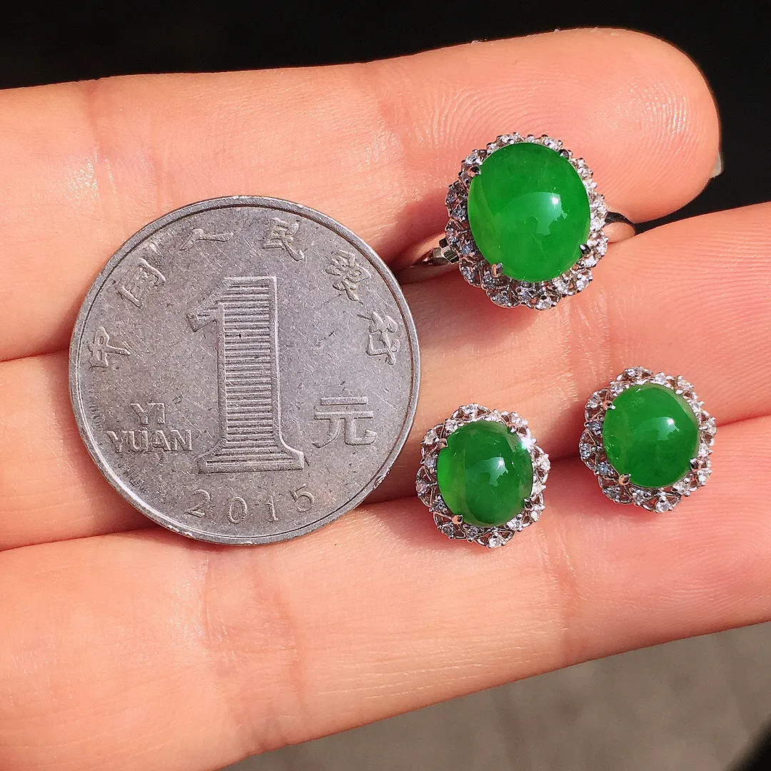 阳绿蛋面套装（耳钉+戒指），色泽均匀艳丽，玉质细腻，荧光感超
强，饱满圆润，尽显优雅气质，18k
金豪华镶嵌