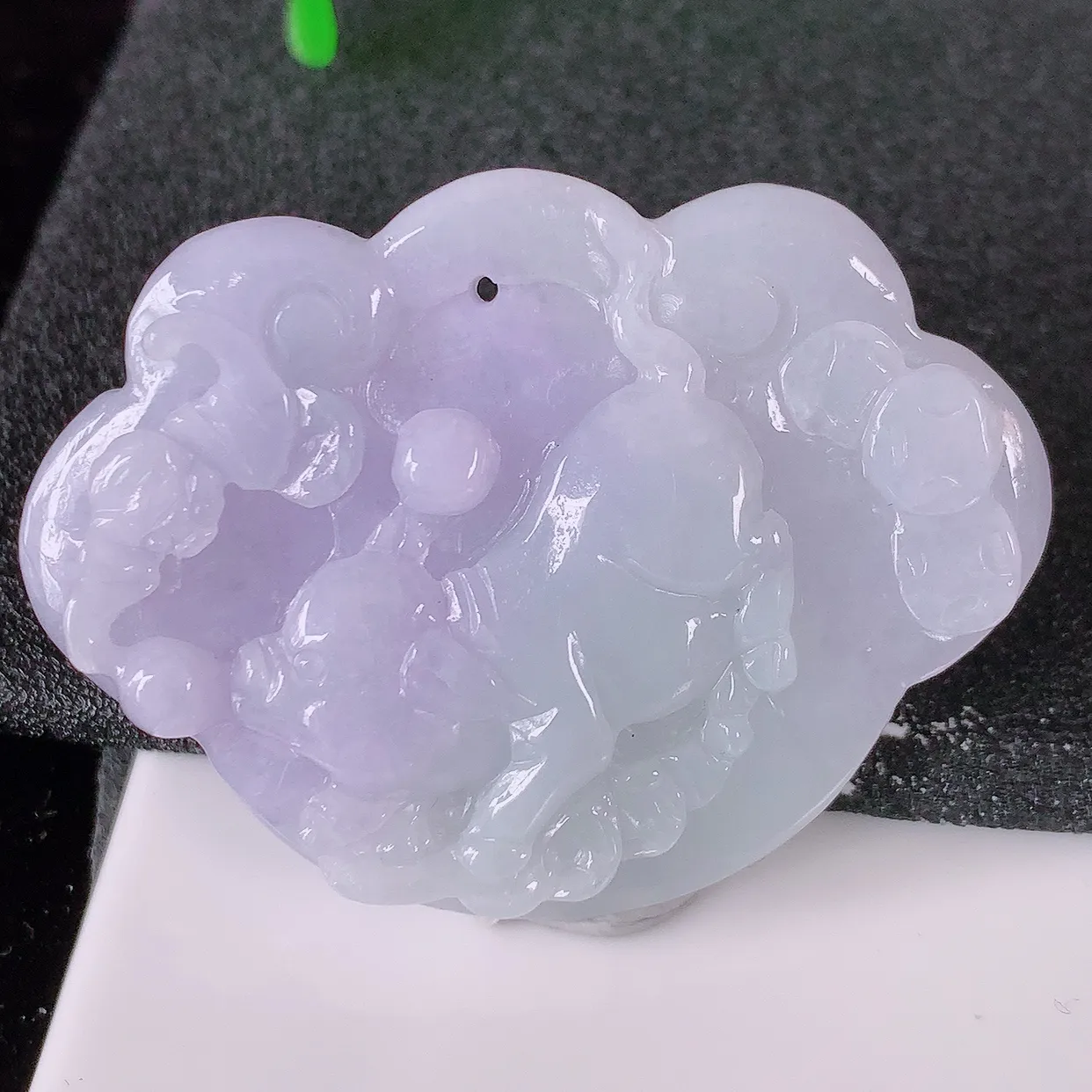 自然光实拍，冰润紫罗兰翡翠生肖猪牌吊坠，翠色灵动，佩戴效果时尚出众，尽显气质， 玉质细腻， 美感十足