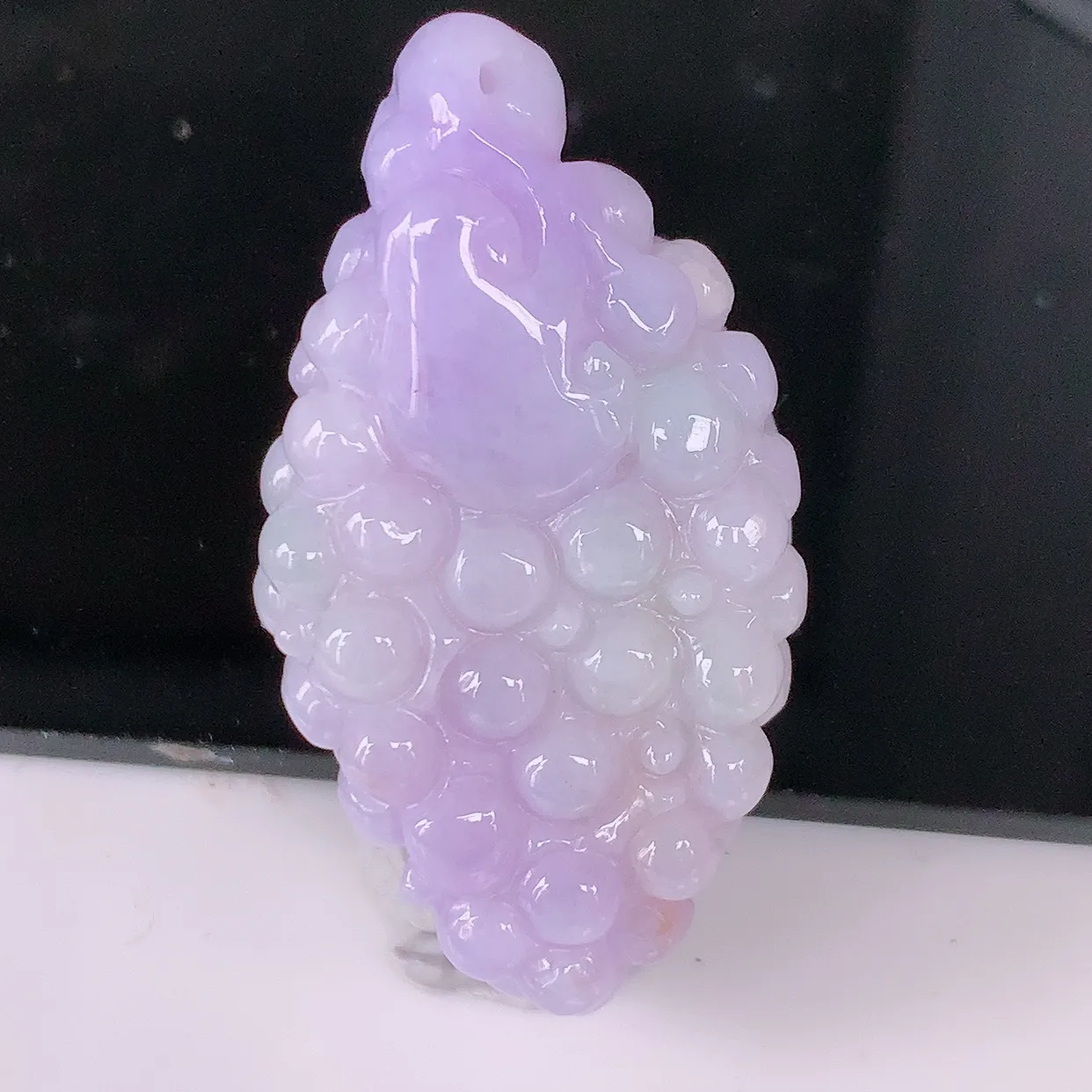 自然光实拍，冰润紫罗兰翡翠葡萄吊坠，多子多福，种老水足，雕工精湛 ，寓意美好， 佩戴时尚出众！#05.22