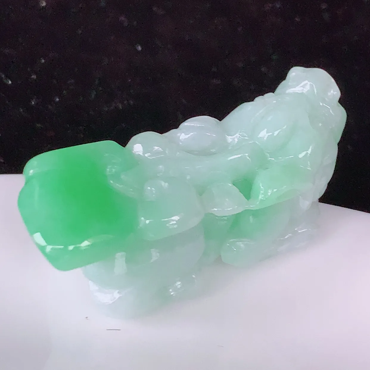 自然光实拍，冰润飘绿翡翠招财貔貅吊坠，民间有“一摸貔貅运程旺盛， 再摸貔貅财运滚滚，三摸貔貅平步青云 ”的美好祝愿。#81.22