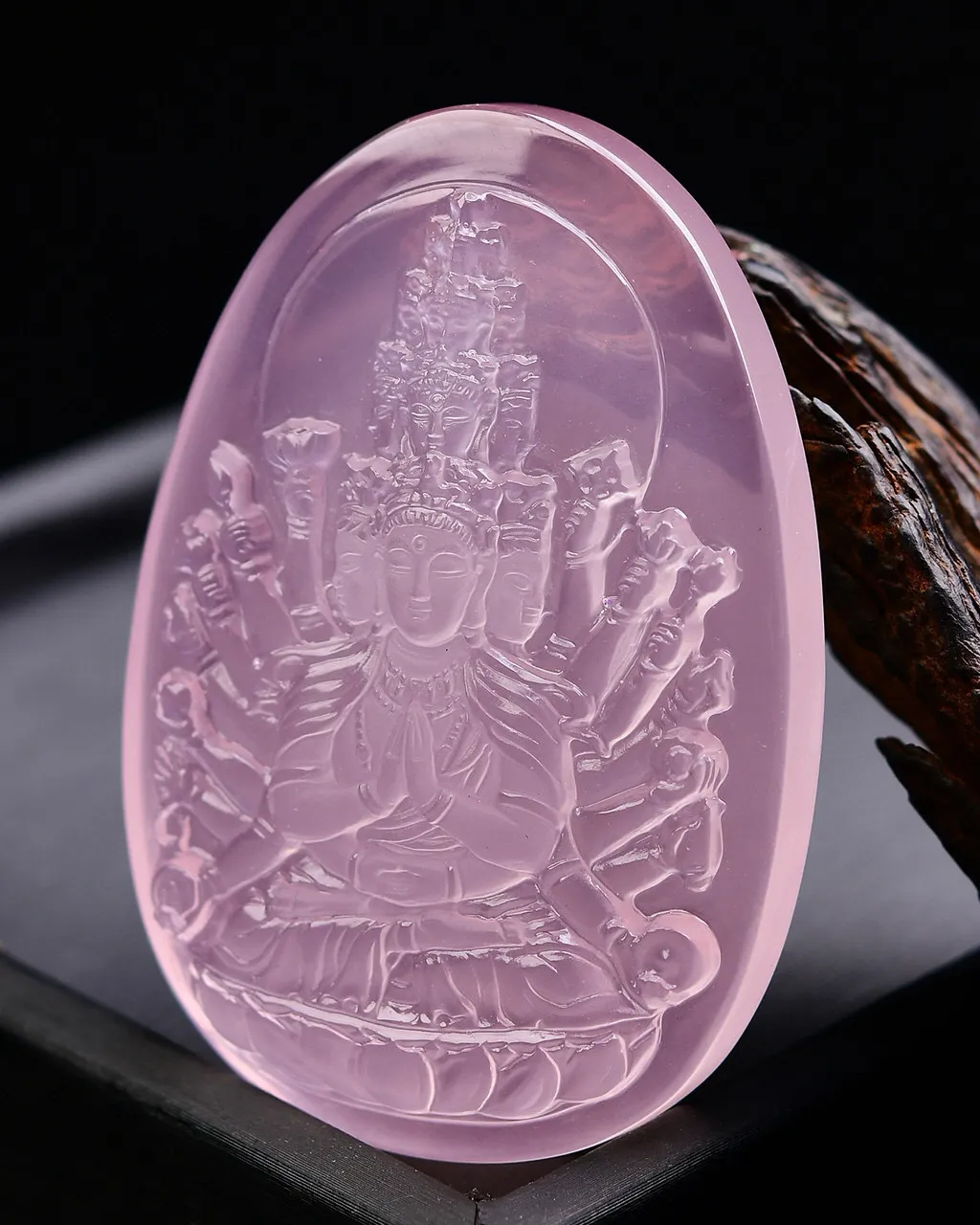 天然粉水晶千手观音吊坠，造型饱满，晶体干净，颜色漂亮，精致雕刻。粉晶千手观音吊坠 招财纳福，保佑平安