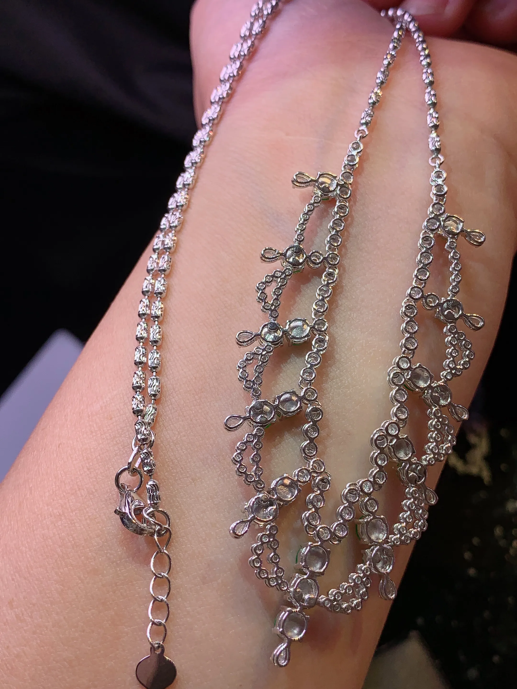 18k金钻镶嵌满绿蛋面锁骨项链  玉质细腻 色泽清新艳丽 整体尺寸3.5*2.3