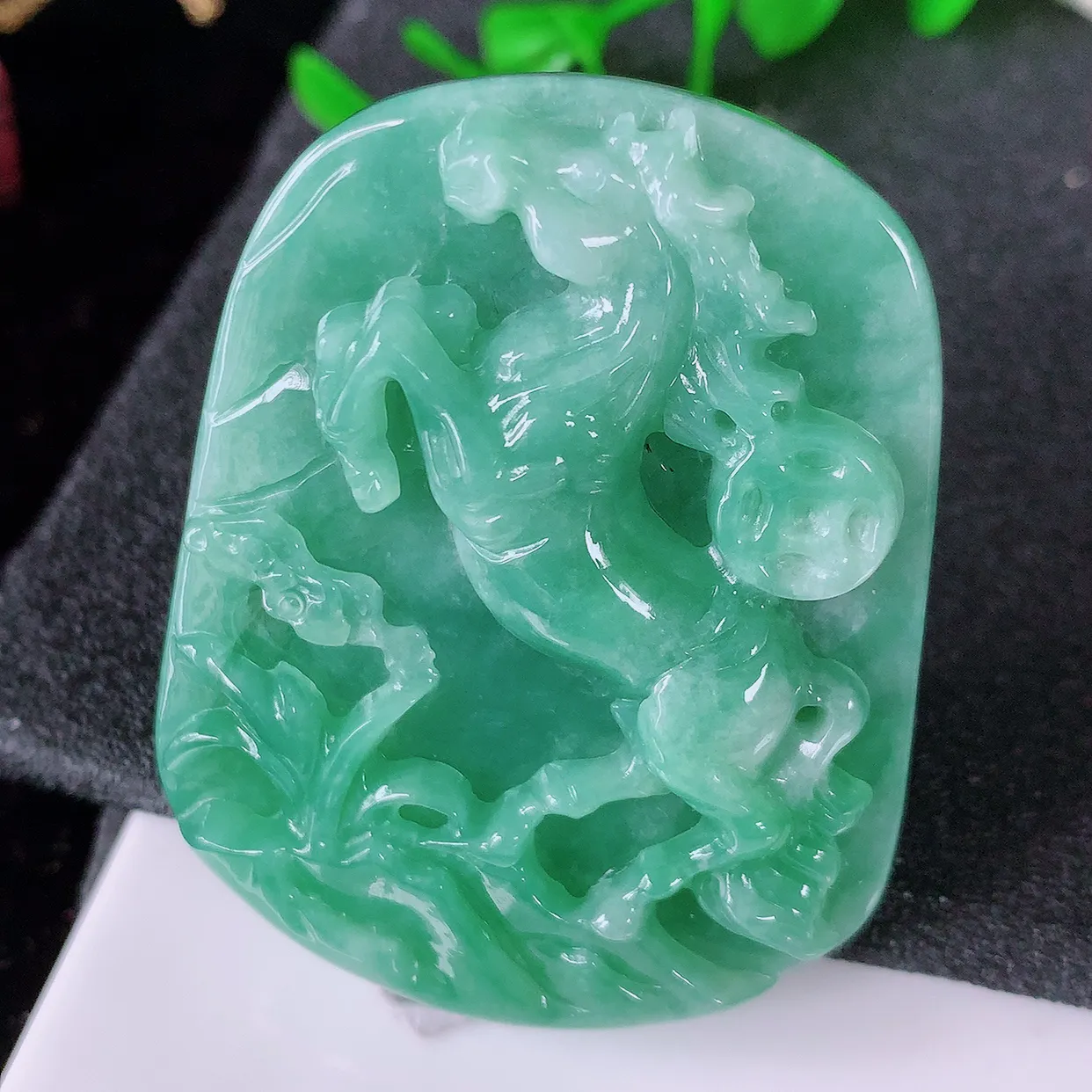自然光实拍，冰润满绿翡翠生肖马牌吊坠，翠色灵动，佩戴效果时尚出众，尽显气质， 玉质细腻， 美感十足。#05.13