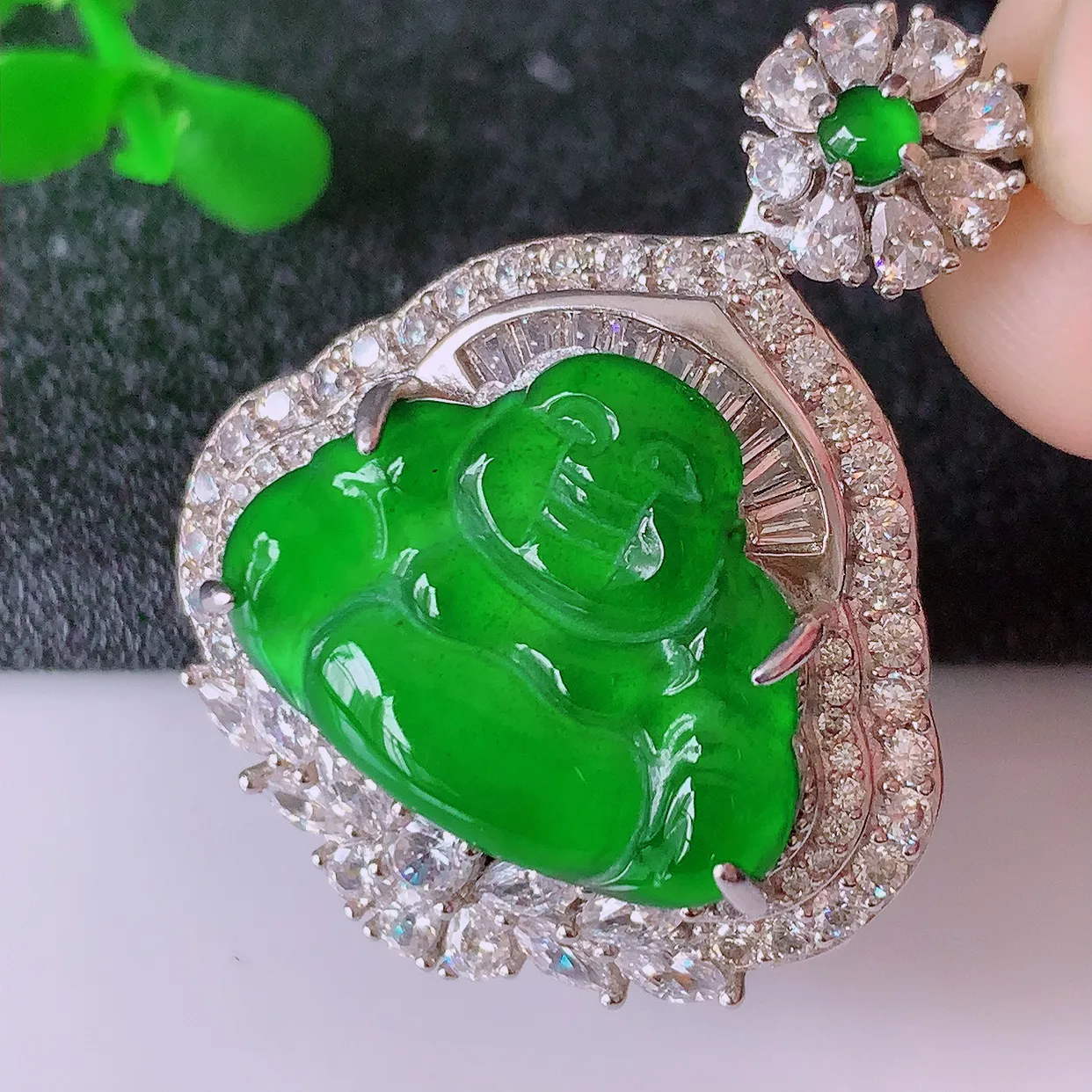 冰透满绿翡翠925银镶嵌佛公吊坠，自然光实拍，翠色灵动，颜色漂亮，种老水足，品相佳，佩戴佳品！#97.16整体35*26.5*12.5裸石19*15.5mm