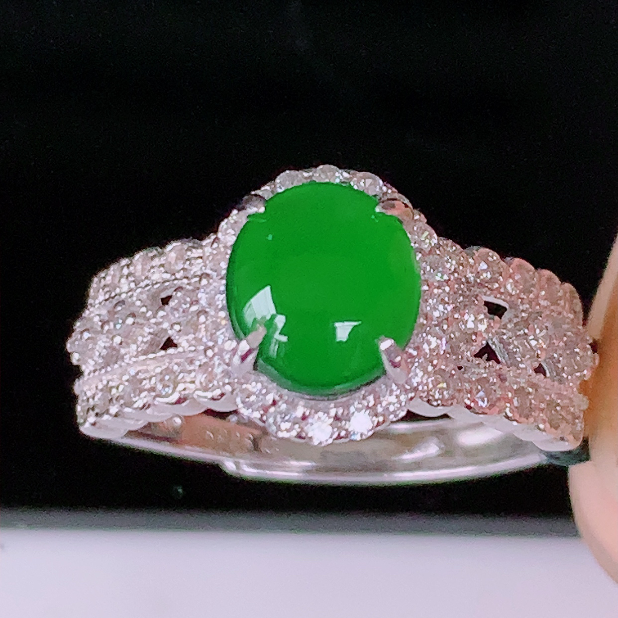 冰透满绿翡翠925银镶嵌戒指，自然光实拍，翠色灵动，颜色漂亮，种老水足，品相 佳，佩戴佳品！#97.