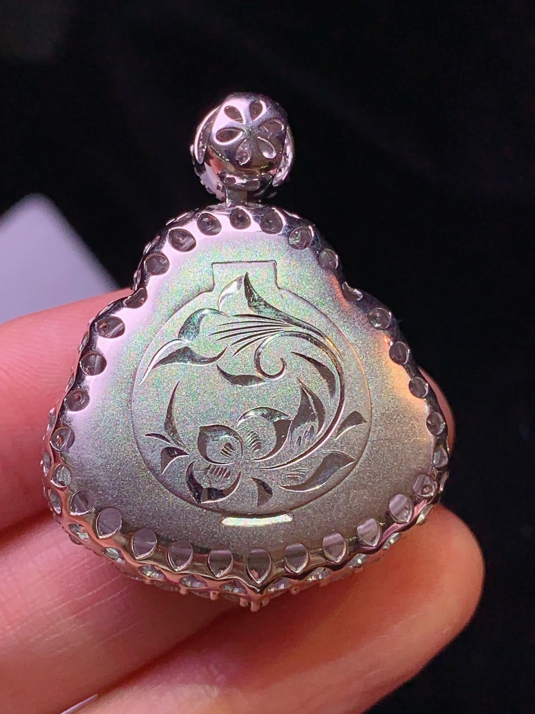 18k金钻镶嵌满绿佛公吊坠 玉质细腻 色泽清新艳丽 整体尺寸38.5*30.2*10.8