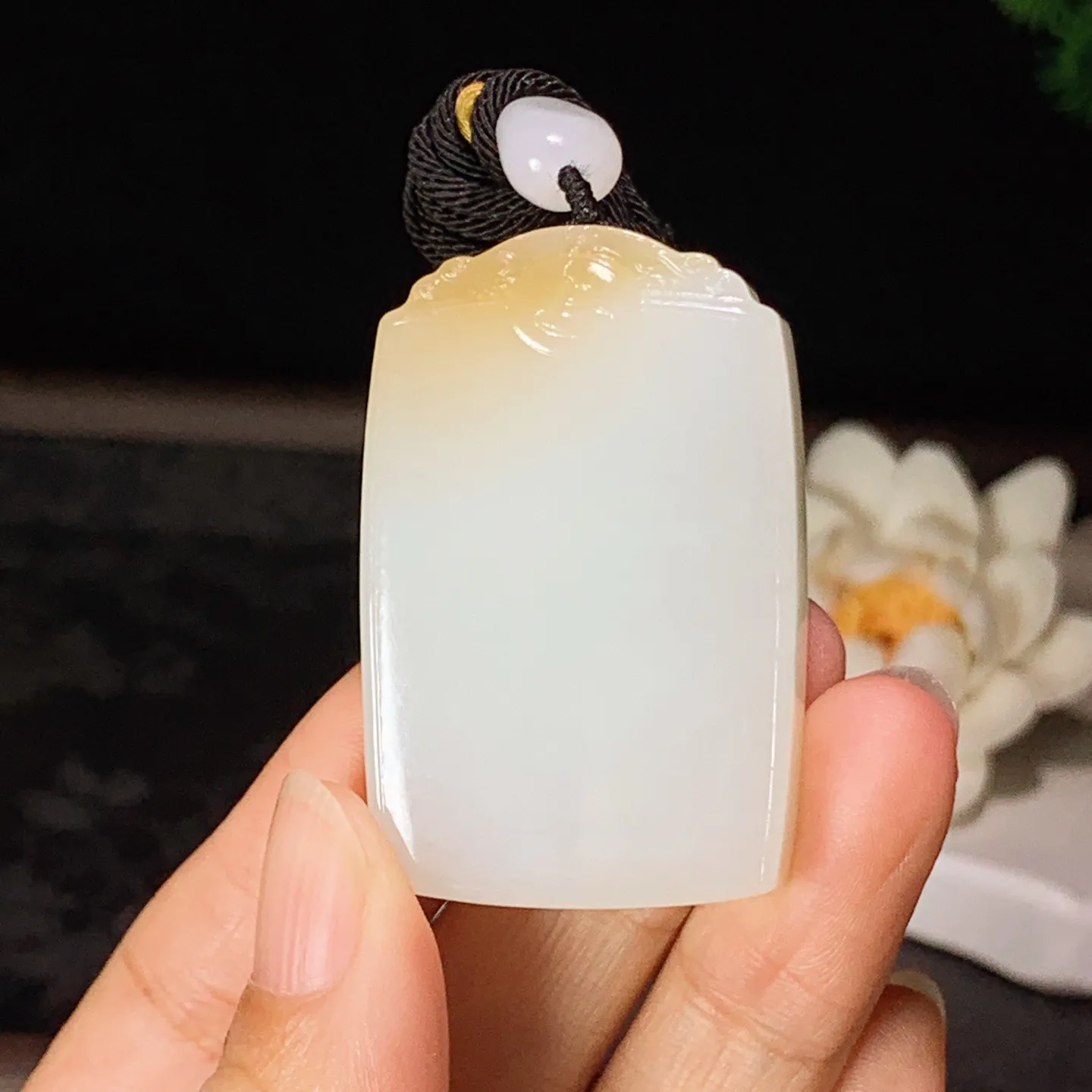 和田玉羊脂白糖料平安无事牌挂件 尺寸47/30/12重48.5克。玉质细腻油润。手推出油。佩戴高端典雅。lt260127