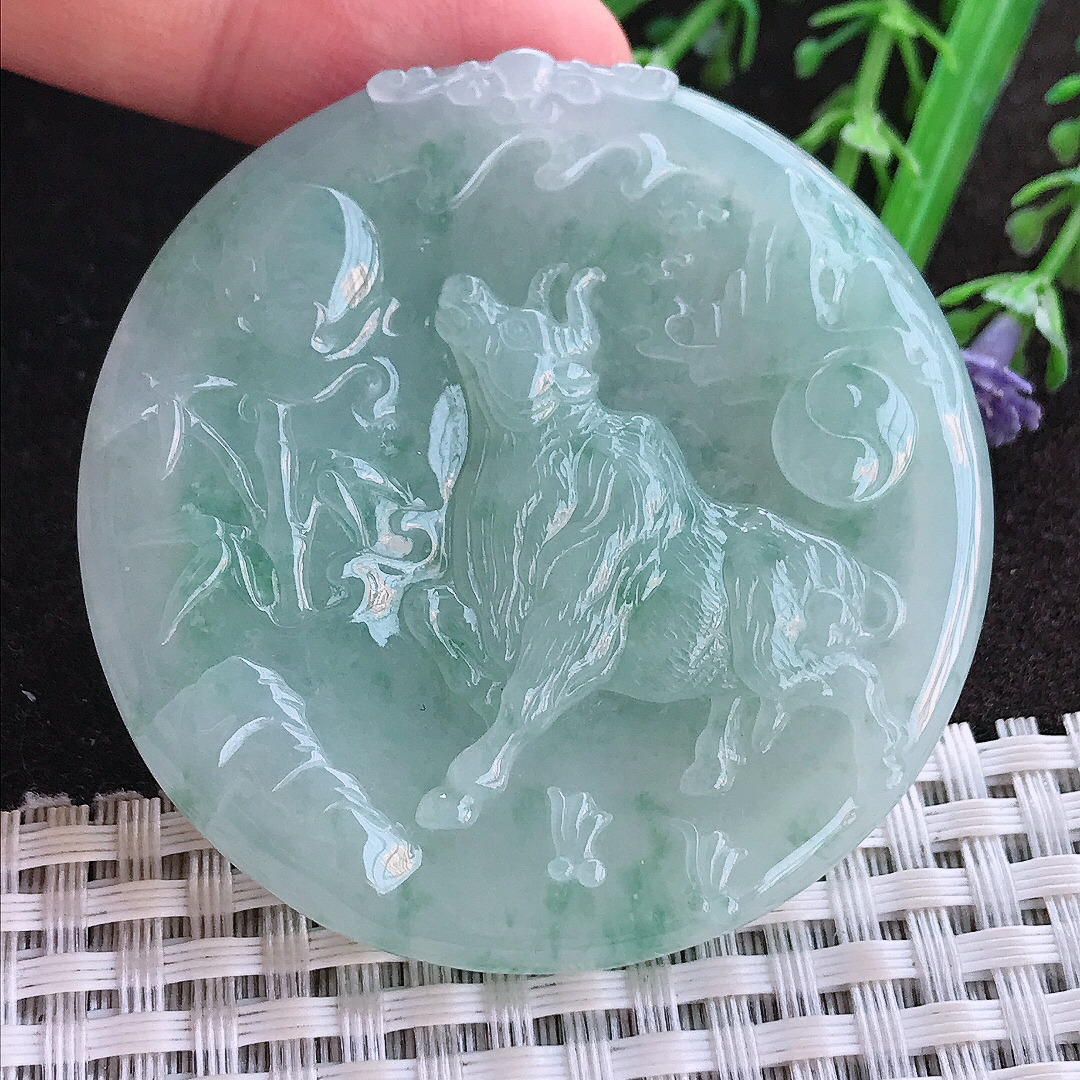 实拍A货翡翠53.2/5.5老坑冰胶水灵冰晴生肖牛吊坠翡翠玉牌挂件