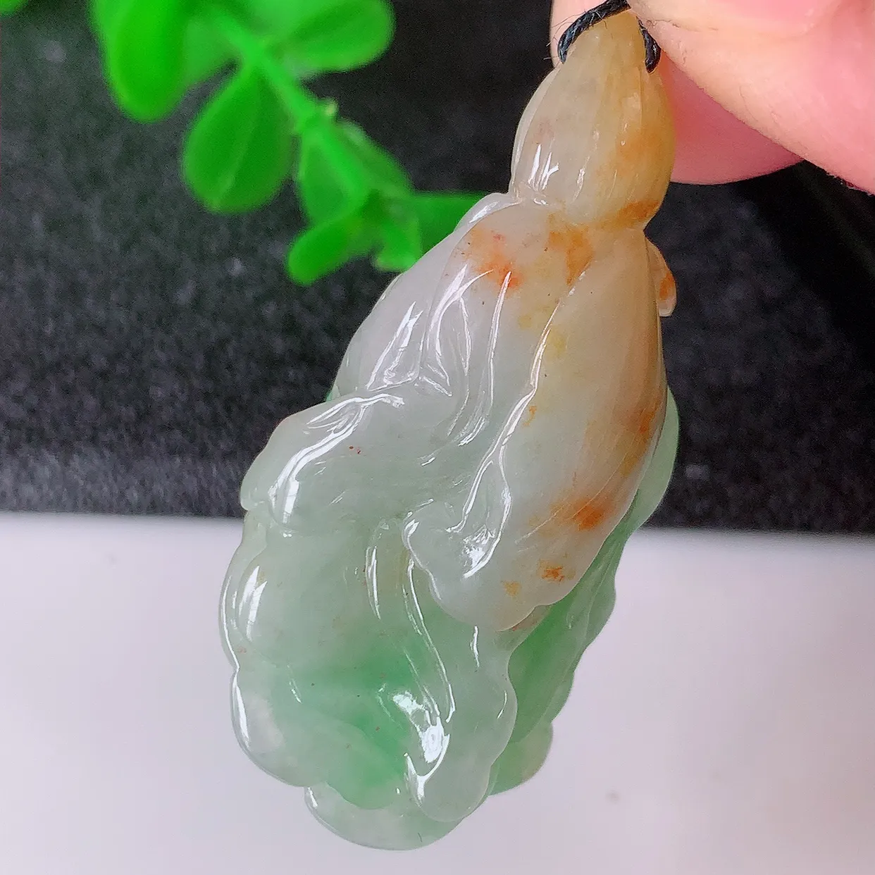 自然光实拍，冰润黄加绿翡翠招百财白菜吊坠，百财聚来，财源滚滚， 色泽鲜艳，精工水润的白菜， 性价比高！#87.16