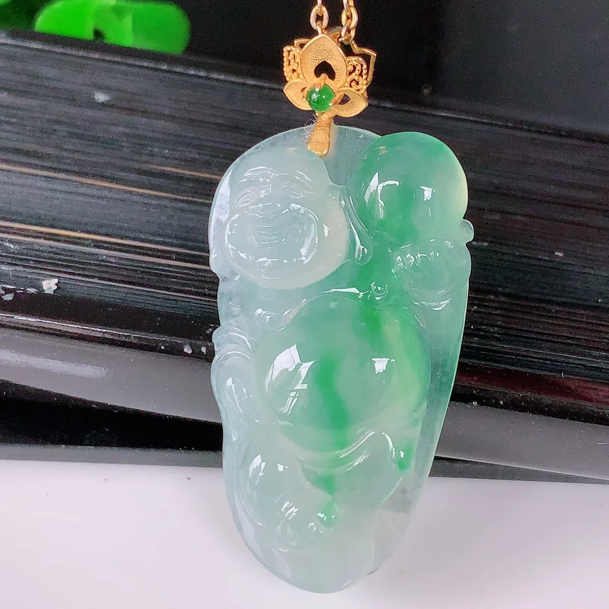 自然光实拍，18K金镶嵌冰种飘绿翡翠逍遥布袋佛吊坠，代代有钱，水足丰盈，盈满欢喜， 配戴送礼佳品！#1.22整体37.8裸石31.5*18*5.5