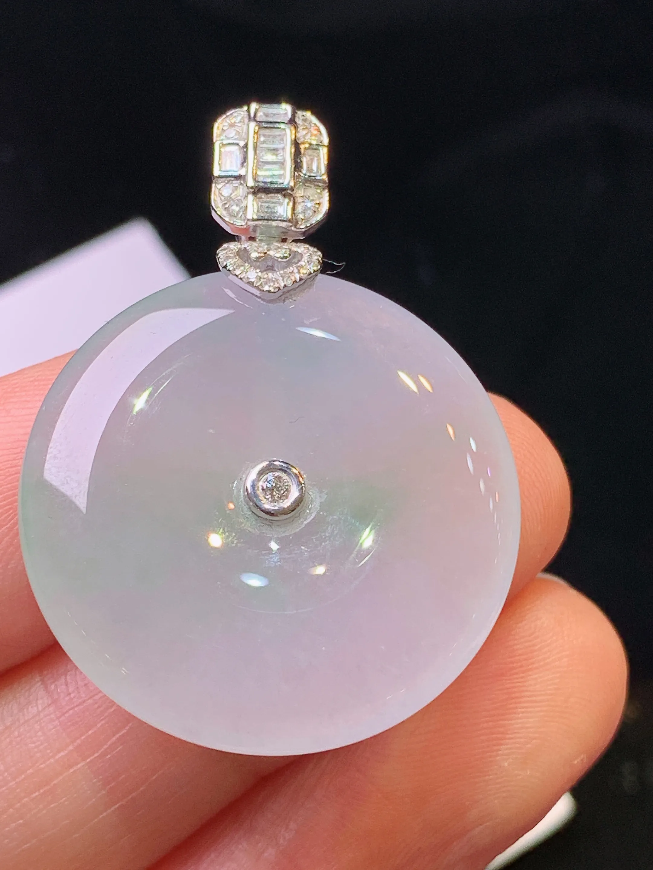 18k金钻镶嵌冰种飘绿平安扣吊坠 玉质细腻 色泽清新艳丽 整体尺寸35.5*26*5.8