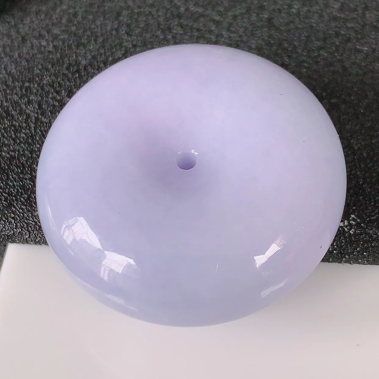 自然光实拍，大件艳丽紫罗兰翡翠平安扣吊坠，形体饱满圆润，平安扣肥嘟嘟的， 平平安安， 种水很好，配戴精美！#05.16