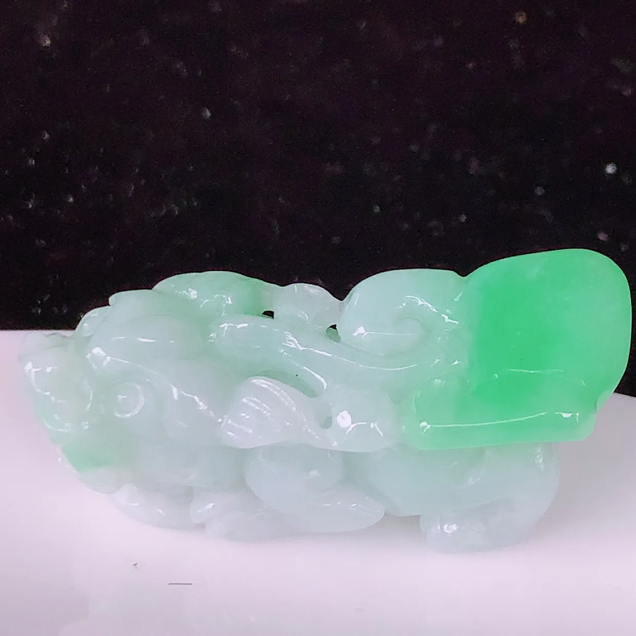 自然光实拍，冰润飘绿翡翠招财貔貅吊坠，民间有“一摸貔貅运程旺盛， 再摸貔貅财运滚滚，三摸貔貅平步青云 ”的美好祝愿。#81.22