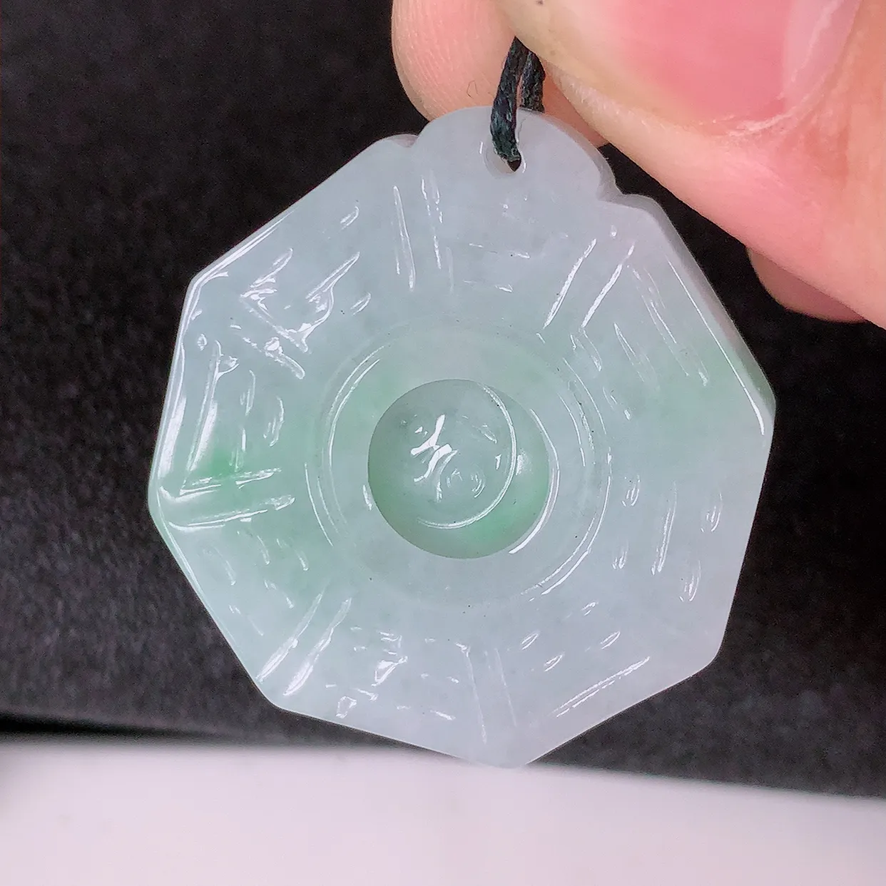 自然光实拍，水润飘绿翡翠招财八卦吊坠，翠色灵动，玉质细腻，颜色漂亮，品相佳佩戴佳品！#46.22