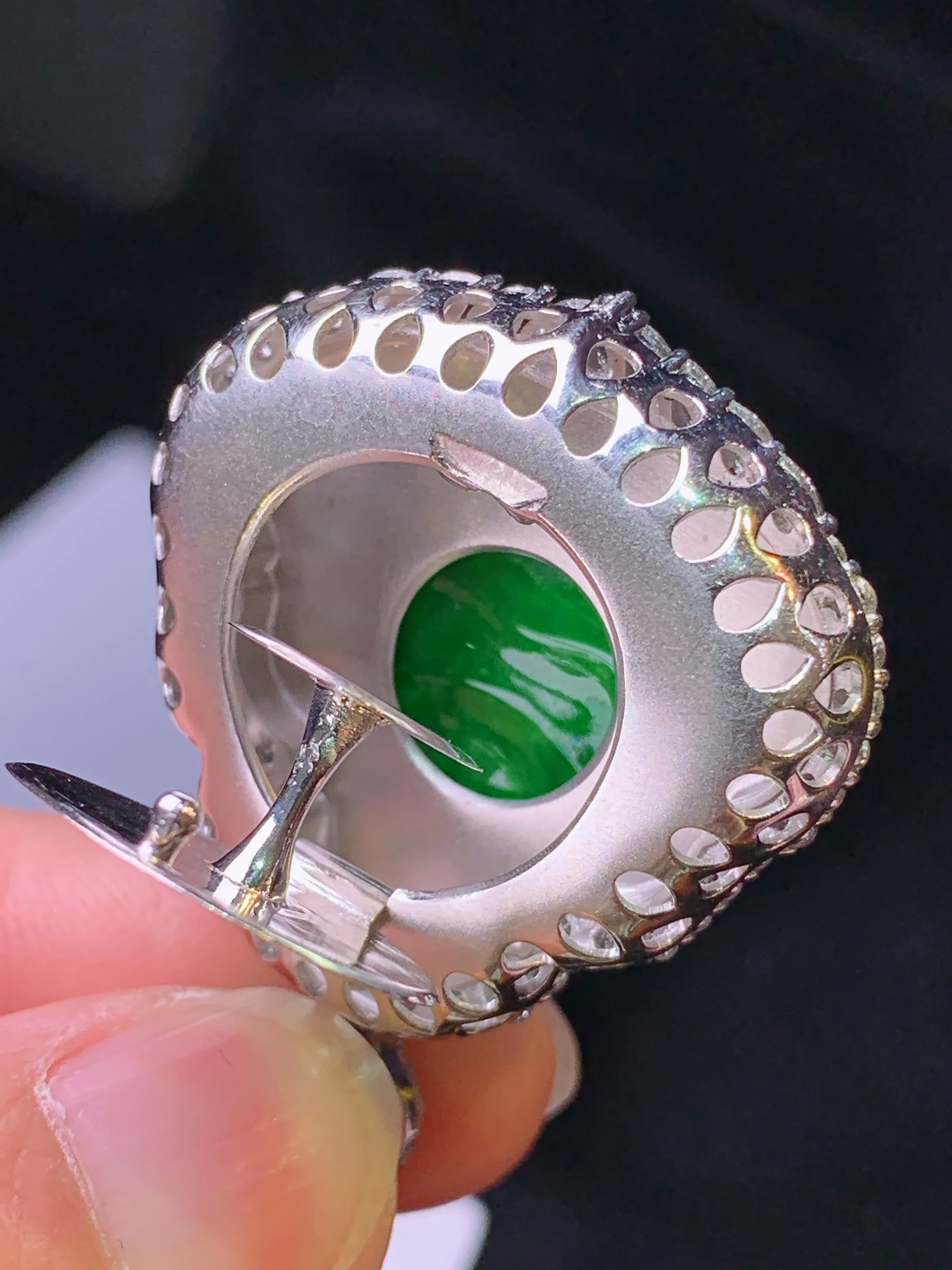 18k金钻镶嵌满绿佛公吊坠 玉质细腻 色泽清新艳丽 整体尺寸38.5*30.2*10.8