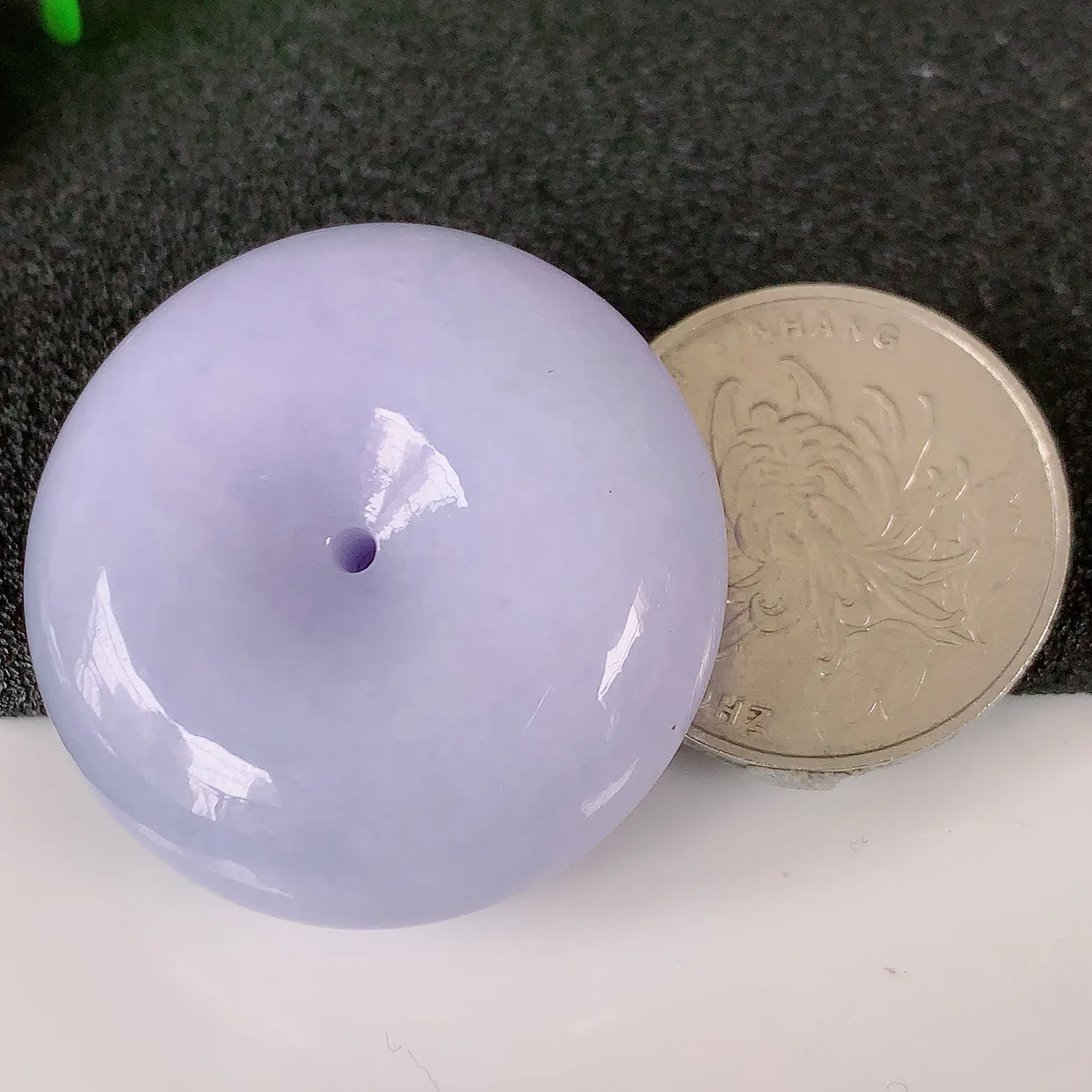 自然光实拍，大件艳丽紫罗兰翡翠平安扣吊坠，形体饱满圆润，平安扣肥嘟嘟的， 平平安安， 种水很好，配戴精美！#05.16