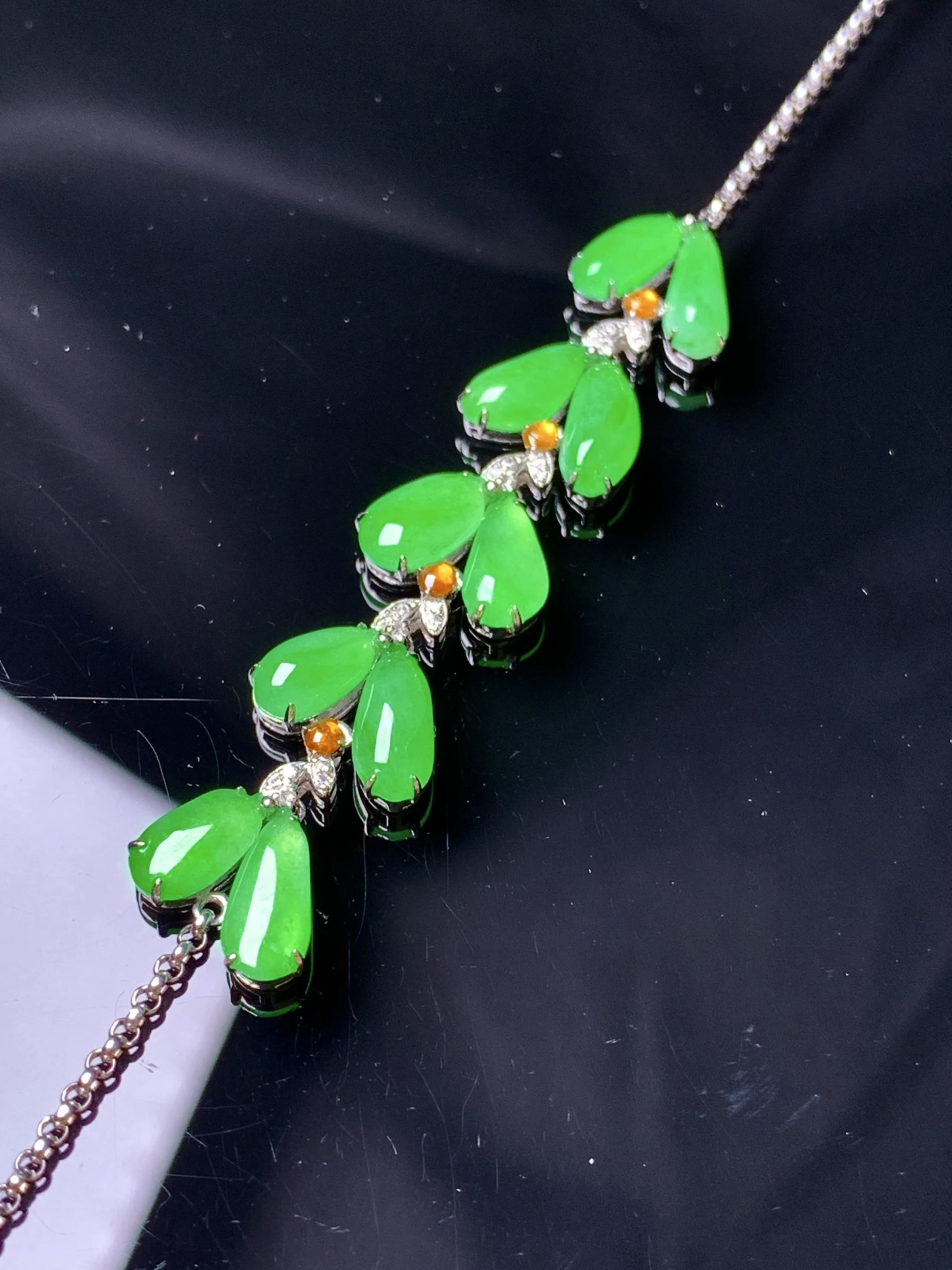 18k金钻镶嵌翠绿水滴手链 玉质细腻 色泽清新艳丽 整体尺寸52*10.8*3.8