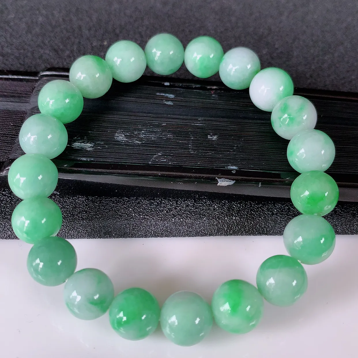 自然光实拍，冰润飘绿翡翠手串手链，种老水足，冰清玉润   颜色漂亮  #46.16取一尺寸9.5