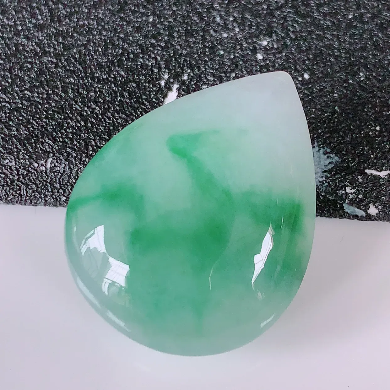 自然光实拍，冰飘花翡翠水滴戒面，蛋面，翠色灵动，玉质细腻，颜色漂亮，品相佳， 镶嵌更靓， 佩戴佳品！#94.16