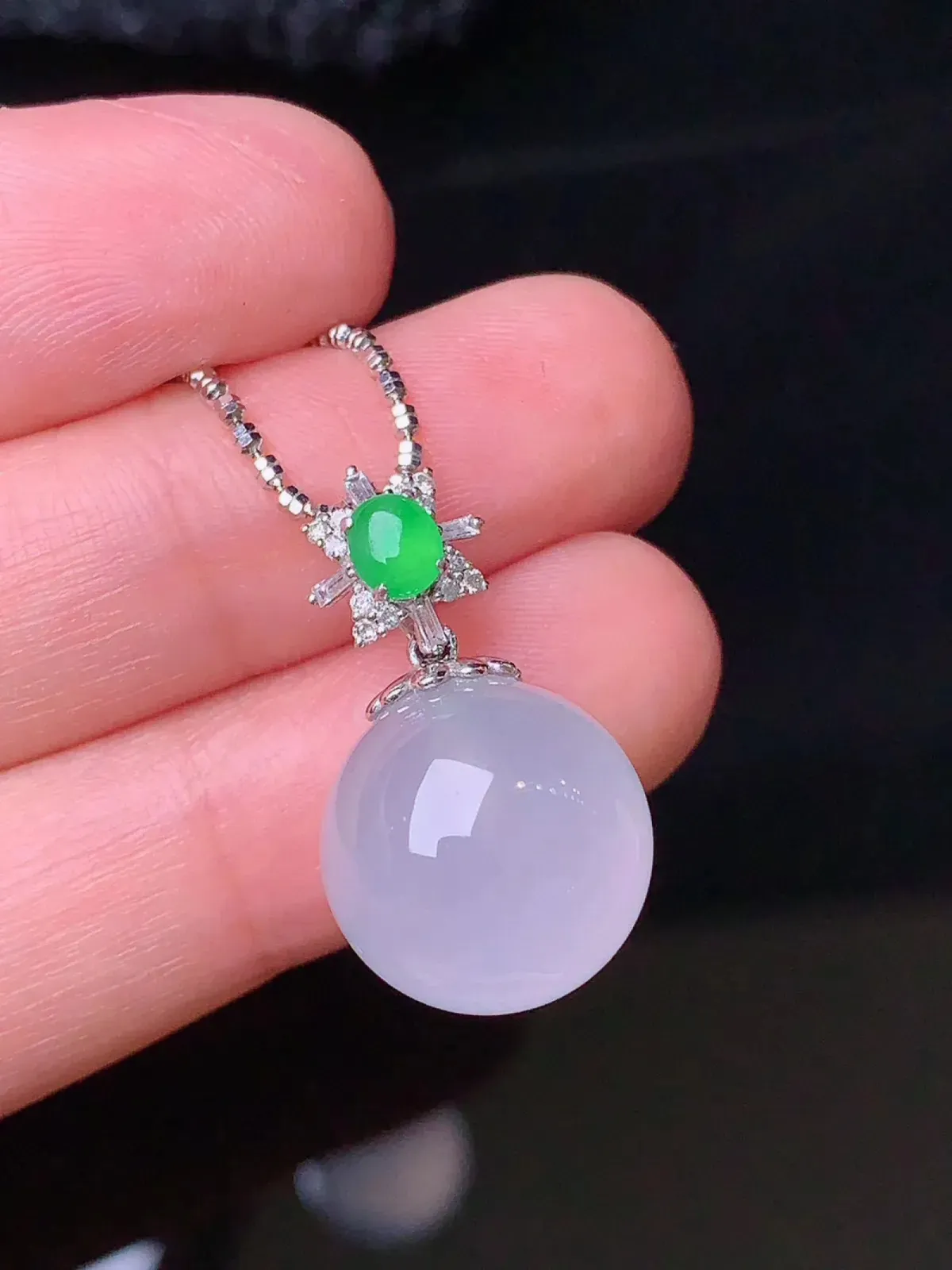 18k金钻镶嵌冰种圆珠吊坠 玉质细腻 色泽艳丽 整体尺寸23*13.5