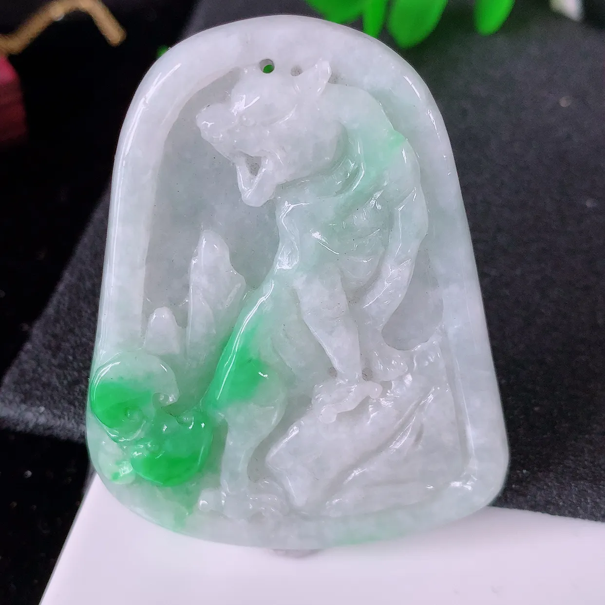 自然光实拍，冰润飘绿翡翠生肖虎牌吊坠，翠色灵动，佩戴效果时尚出众，尽显气质， 玉质细腻， 美感十足。#05.13