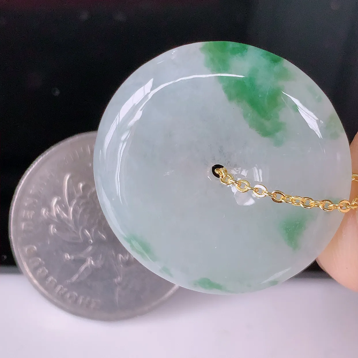 自然光实拍，冰润飘花平安扣翡翠吊坠，种老水足，雕工精湛 ，寓意美好， 佩戴时尚出众！#81.22