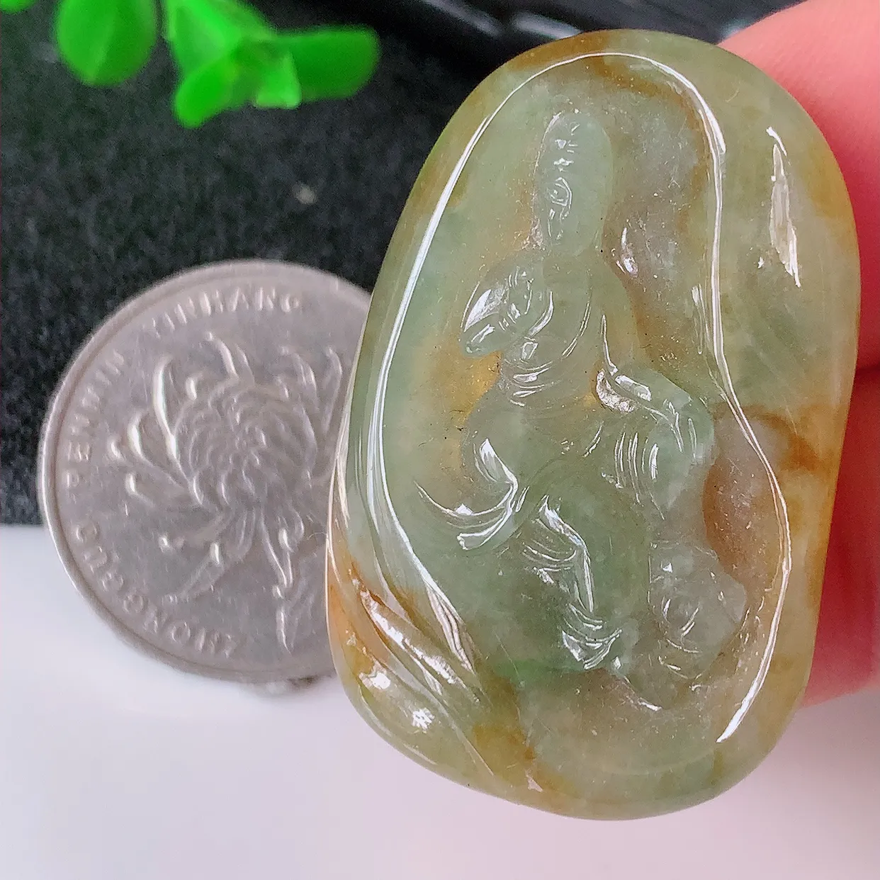 自然光实拍，冰胶黄加绿翡翠观音菩萨吊坠，赐福观音， 玉润通透， 慈祥端庄！#94.16