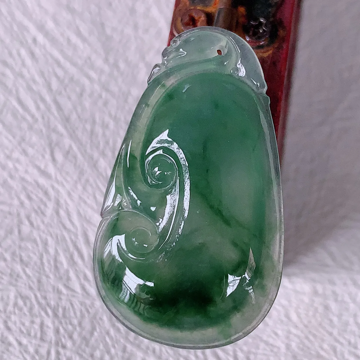 自然光实拍，冰种飘花翡翠如意吊坠，上身效果非常美，饱满大气，工艺美，万事如意如意一生 #01.22